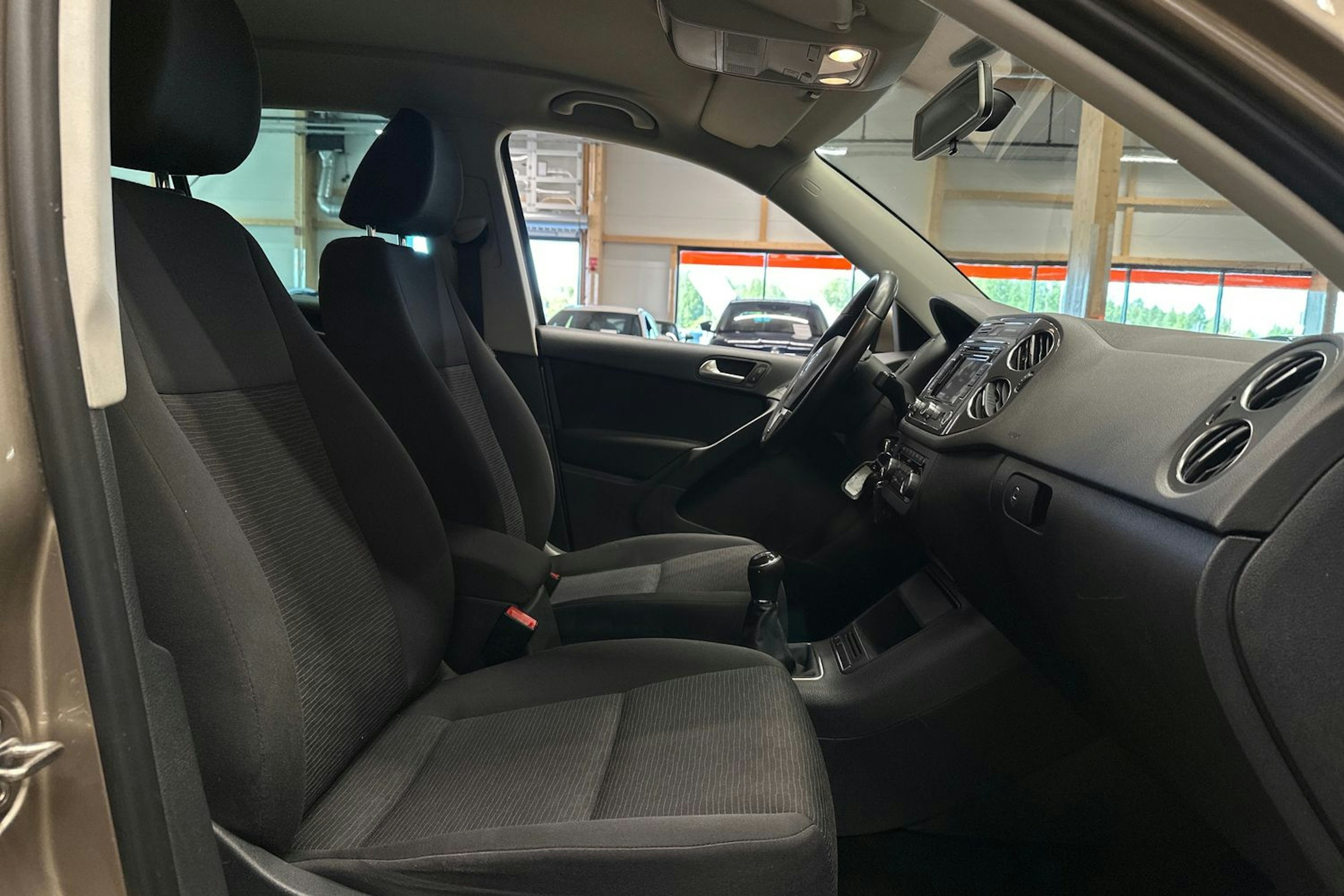 ruskea (beige) Volkswagen Tiguan 2014 kuva 14.