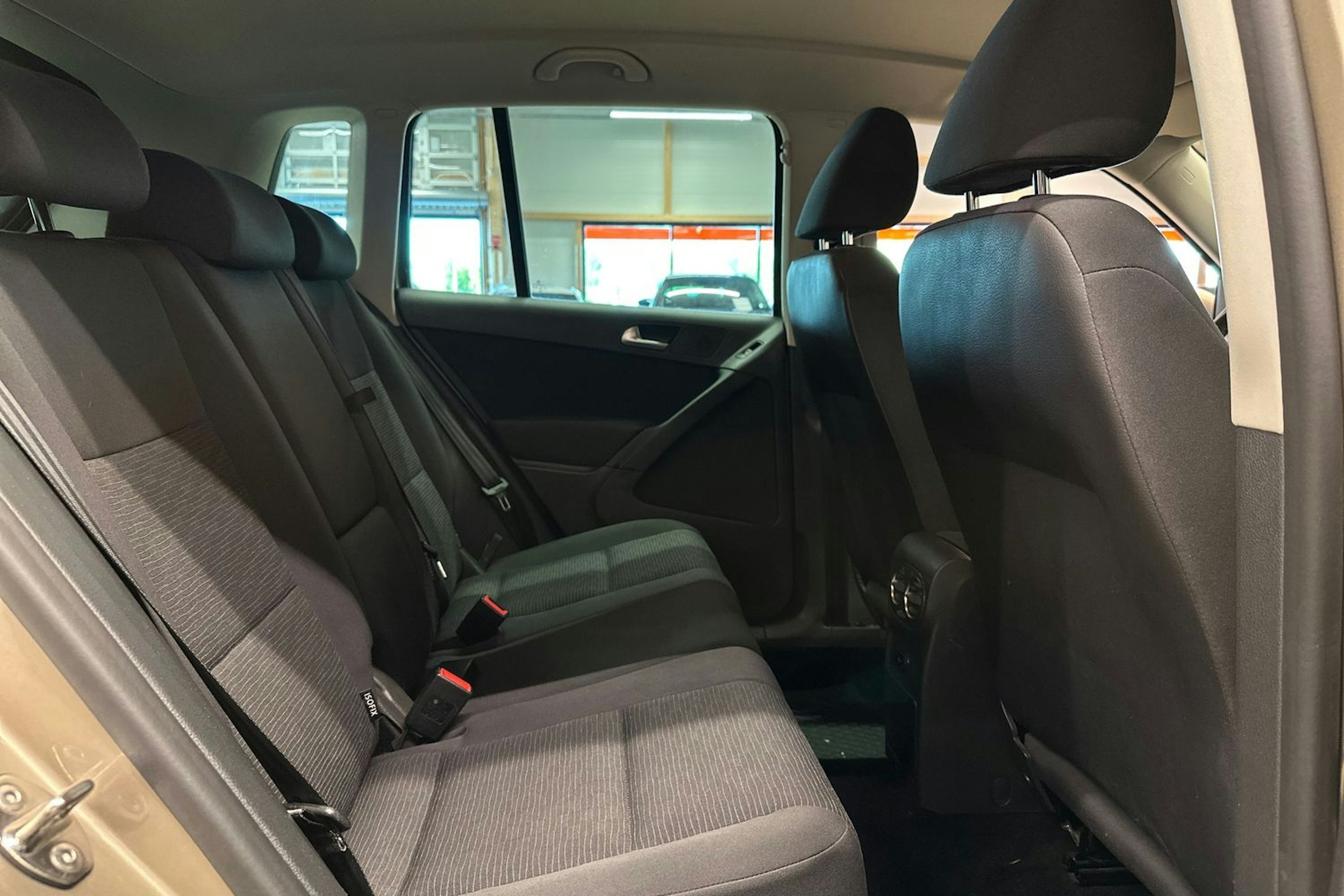 ruskea (beige) Volkswagen Tiguan 2014 kuva 15.