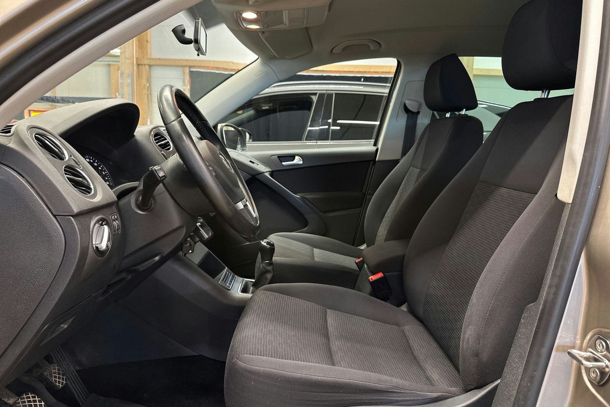 ruskea (beige) Volkswagen Tiguan 2014 kuva 16.