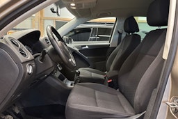ruskea (beige) Volkswagen Tiguan 2014 kuva 16.