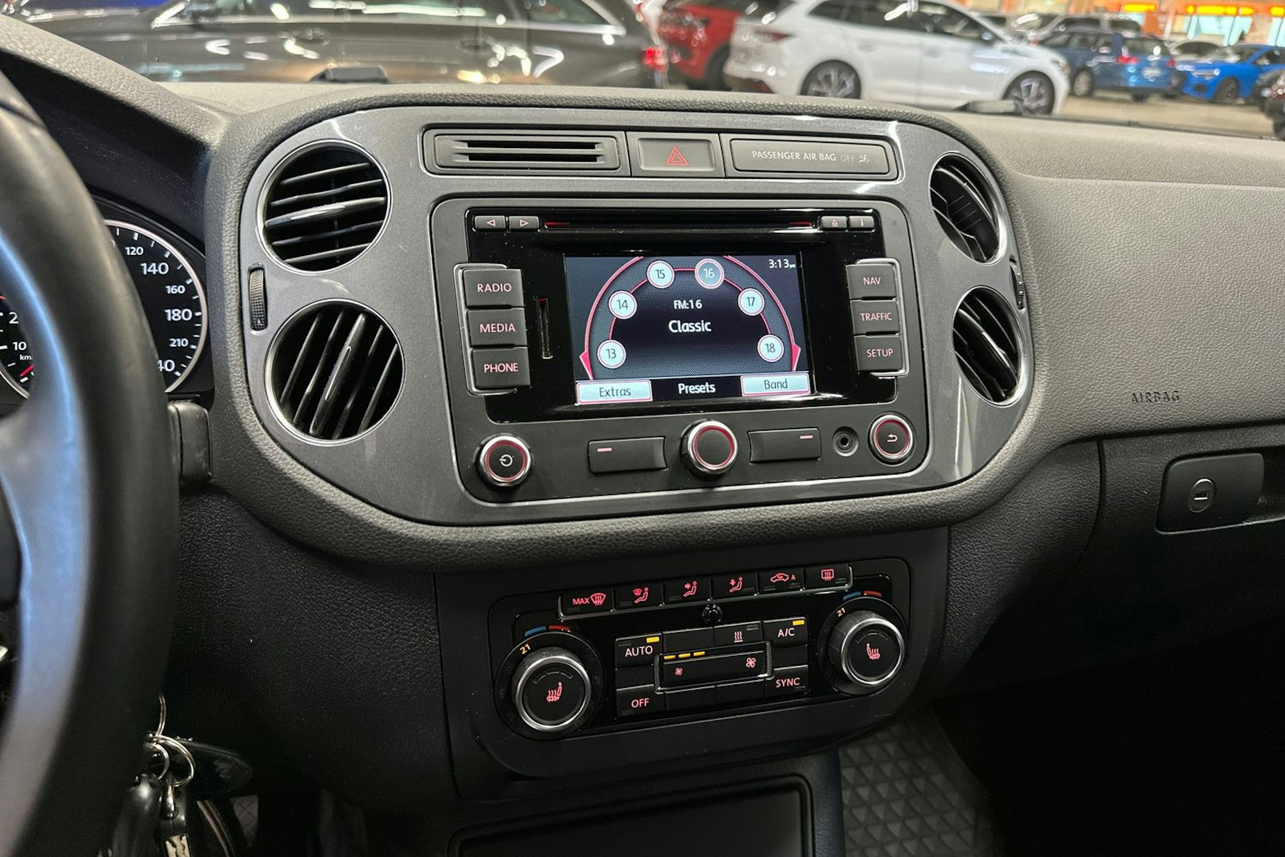 ruskea (beige) Volkswagen Tiguan 2014 kuva 19.