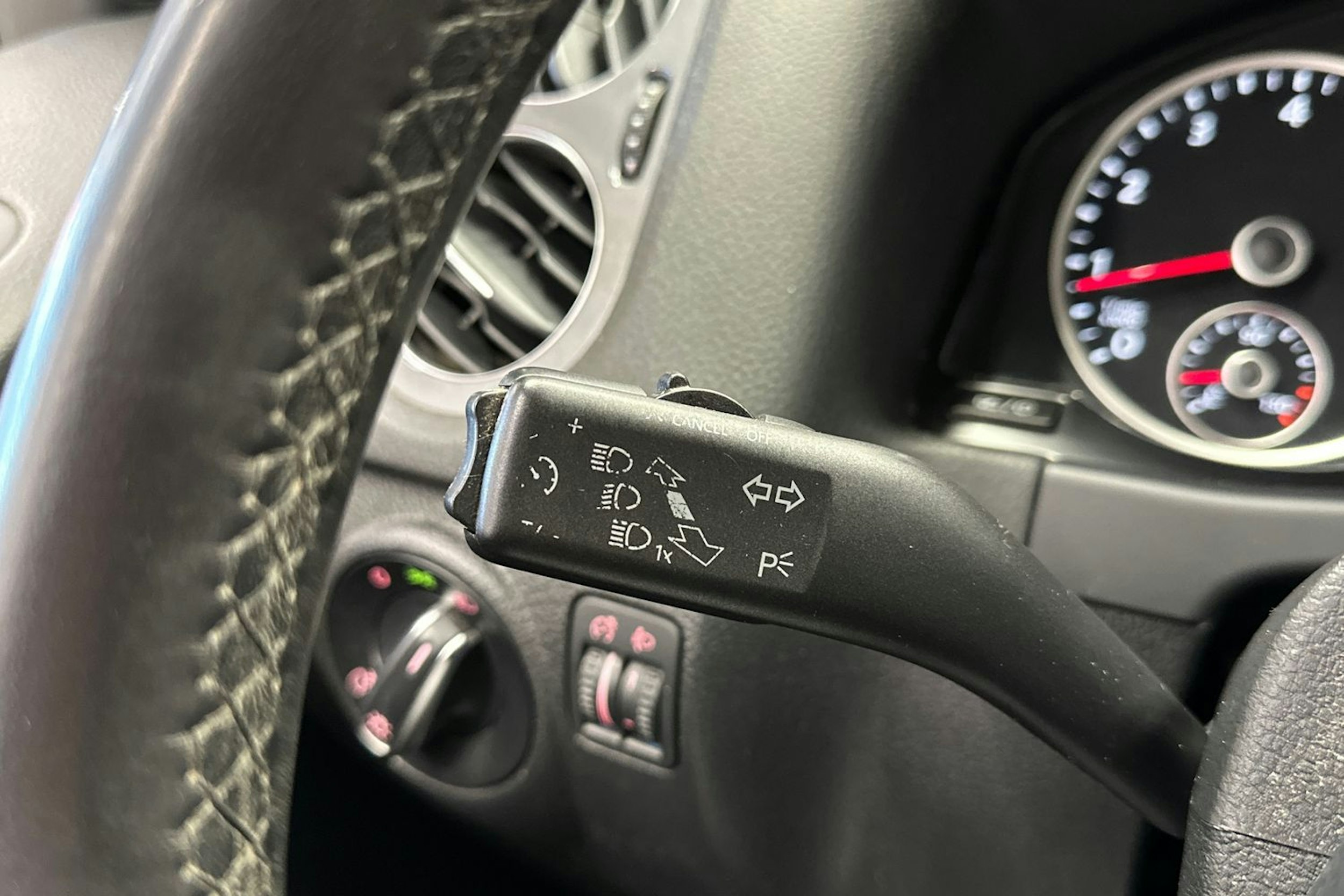 ruskea (beige) Volkswagen Tiguan 2014 kuva 22.