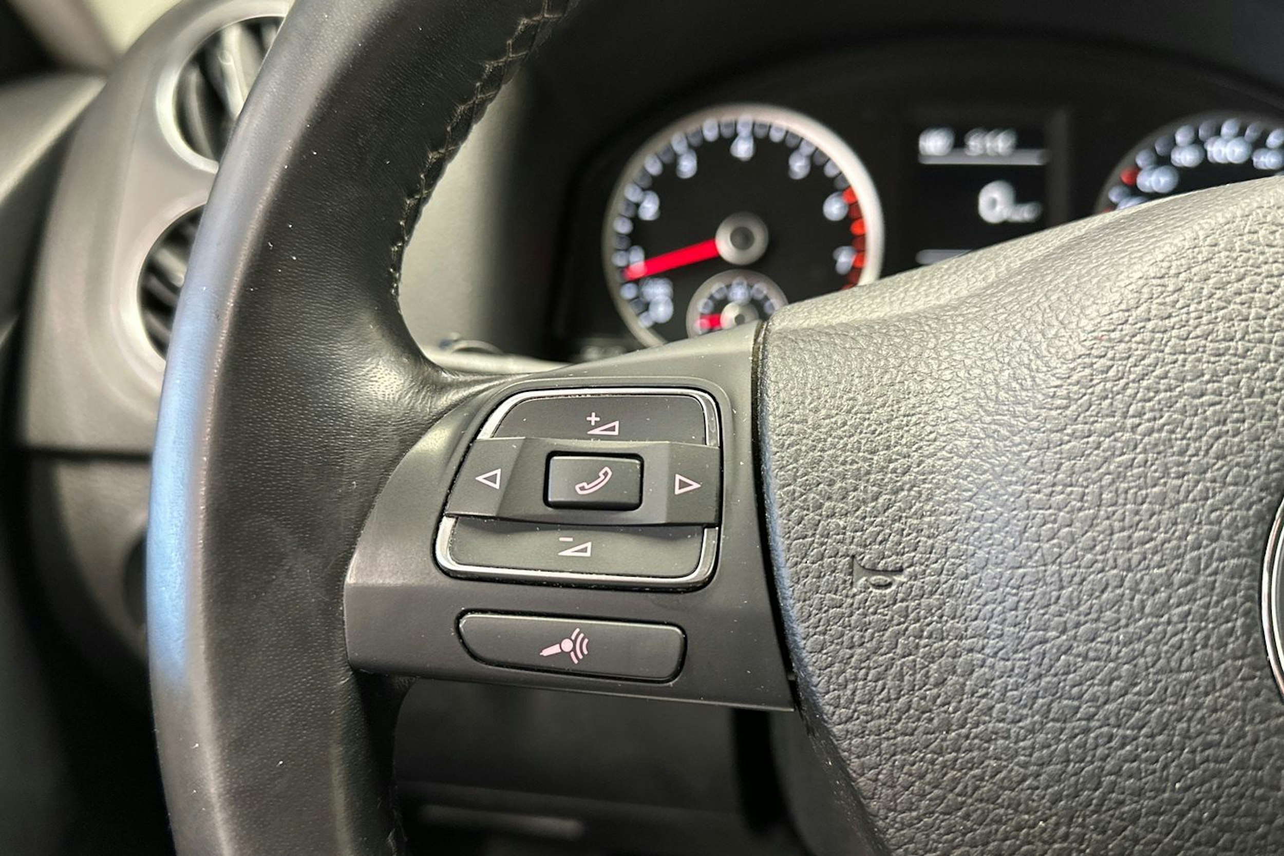 ruskea (beige) Volkswagen Tiguan 2014 kuva 24.