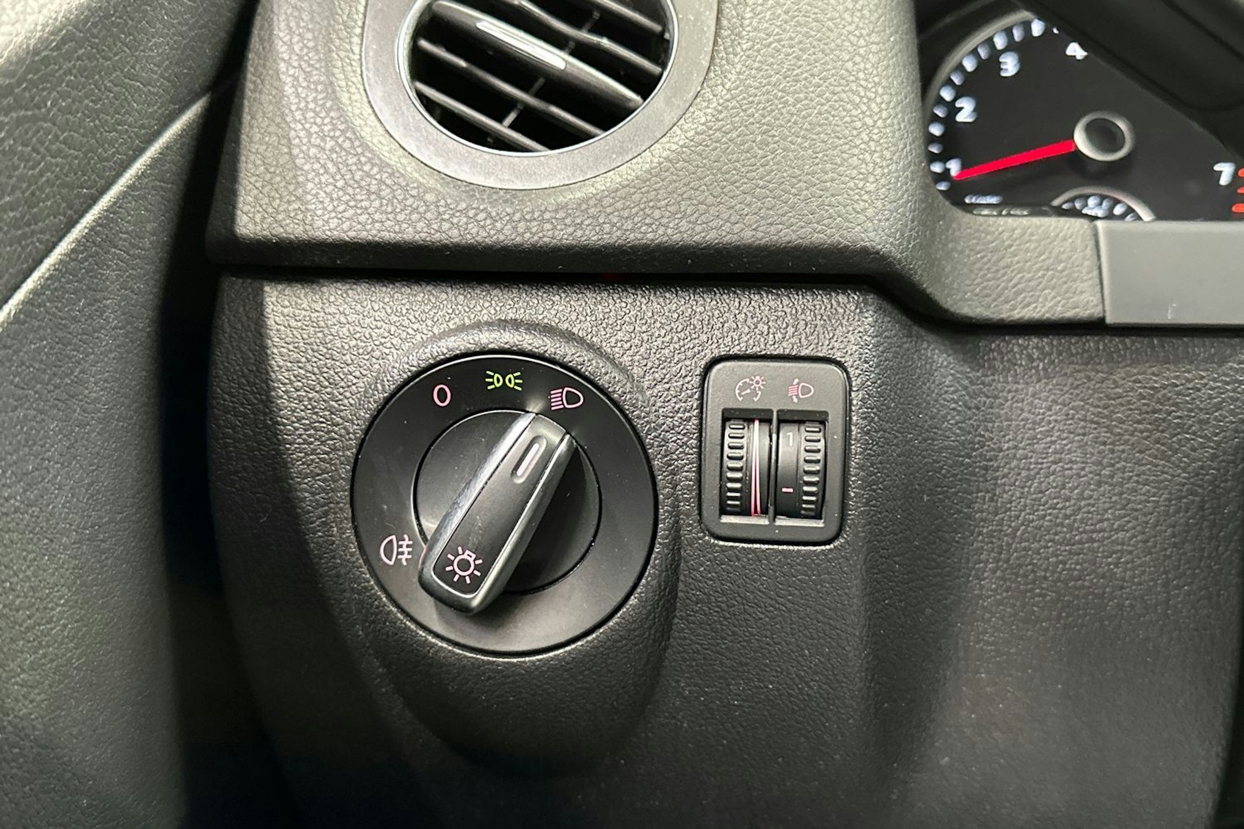 ruskea (beige) Volkswagen Tiguan 2014 kuva 26.