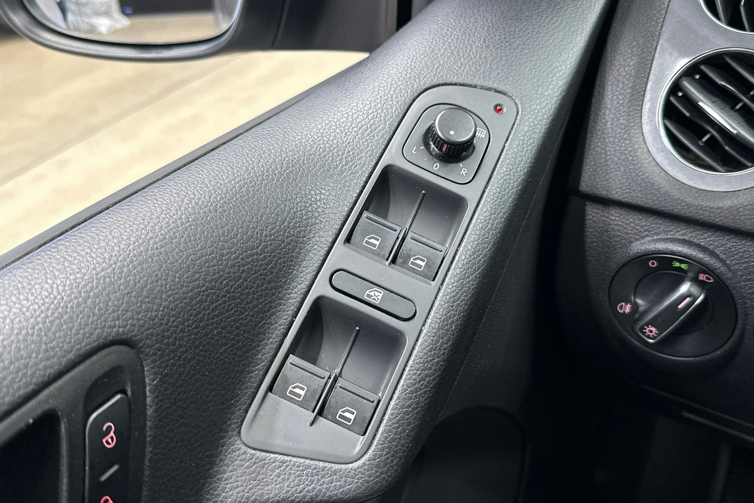 ruskea (beige) Volkswagen Tiguan 2014 kuva 27.