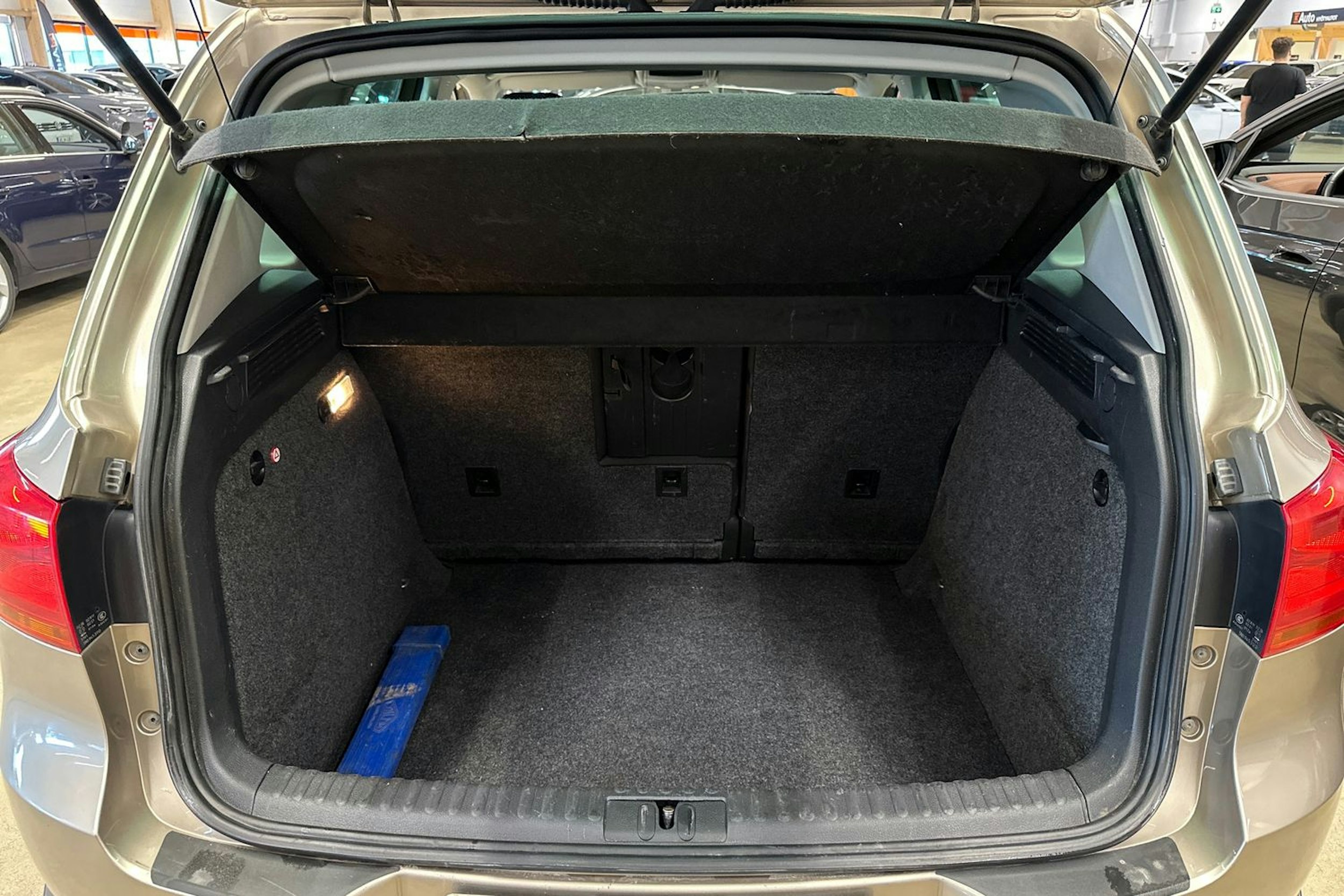 ruskea (beige) Volkswagen Tiguan 2014 kuva 28.