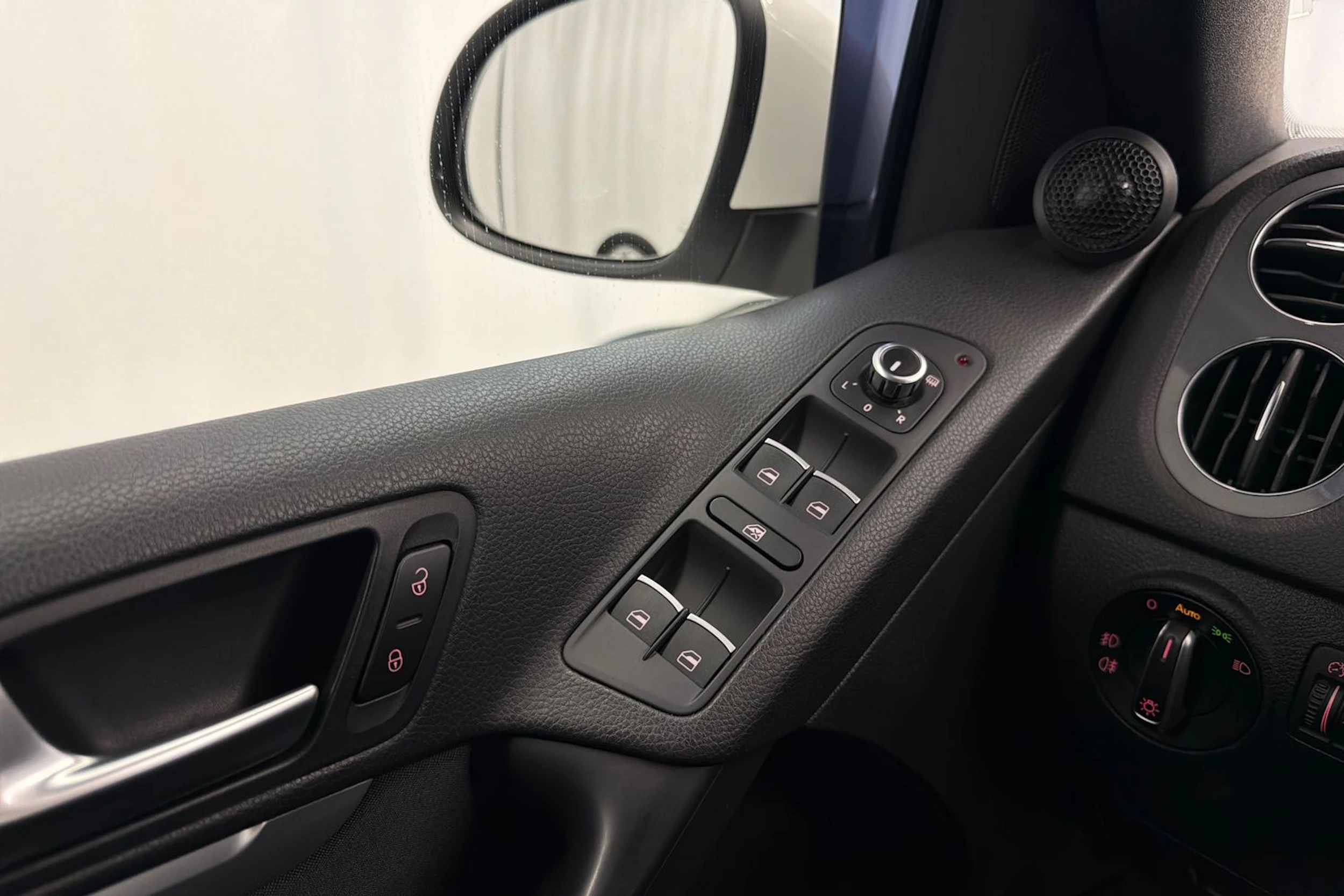 valkoinen Volkswagen Tiguan 2014 kuva 15.