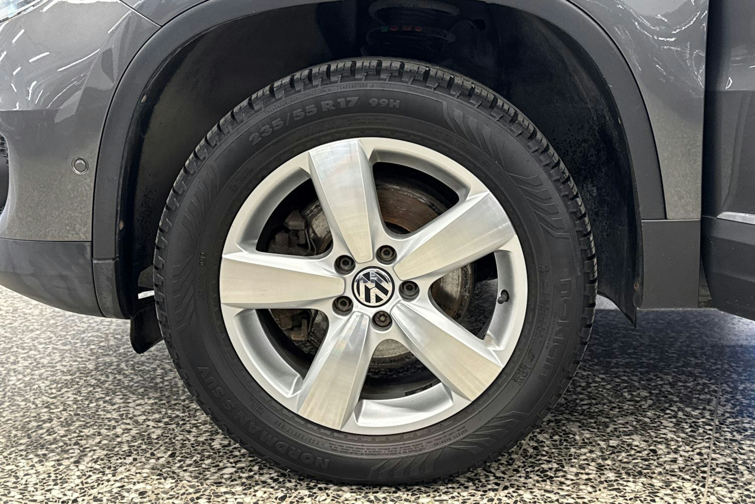 harmaa Volkswagen Tiguan 2014 kuva 32.