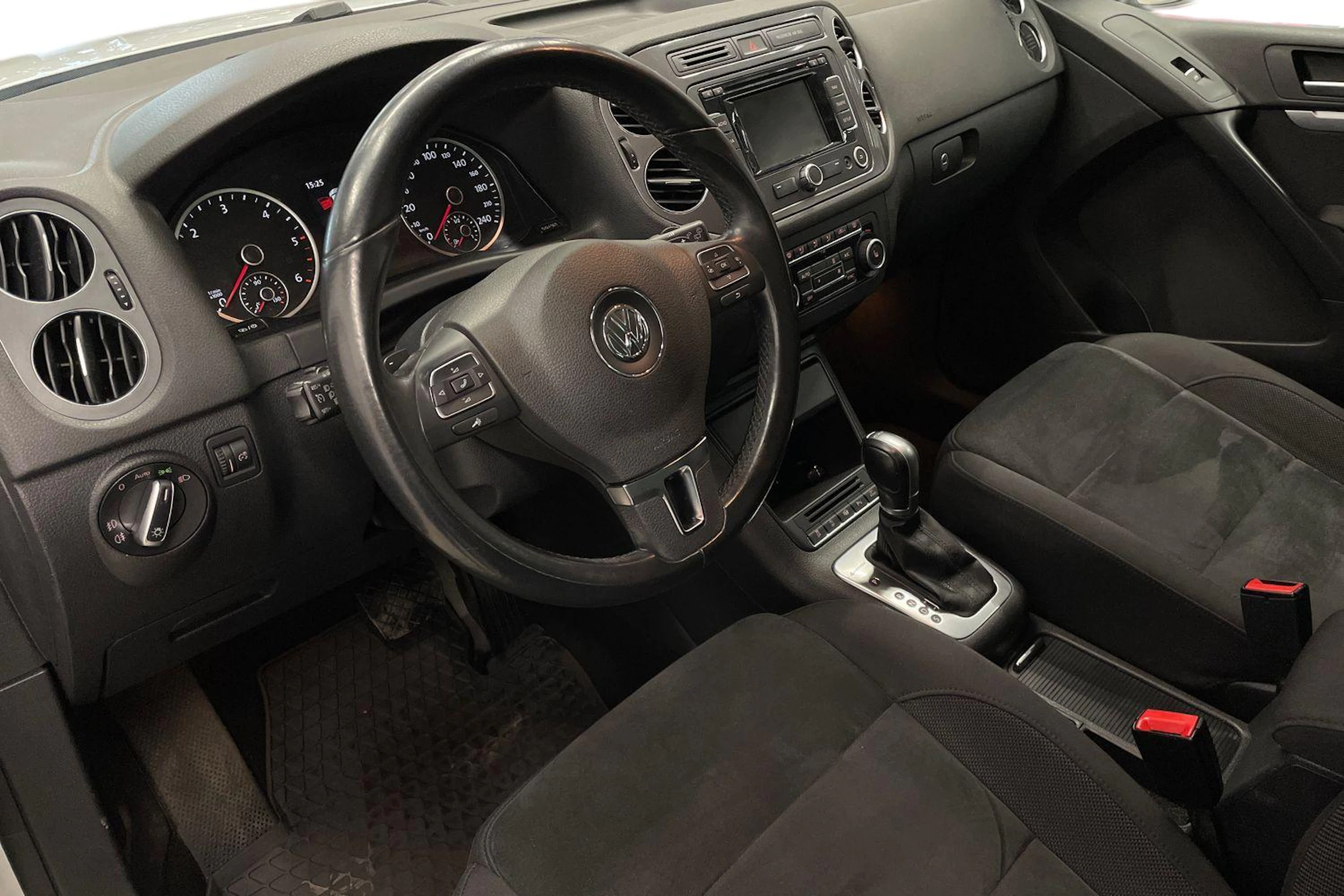 valkoinen Volkswagen Tiguan 2015 kuva 6.