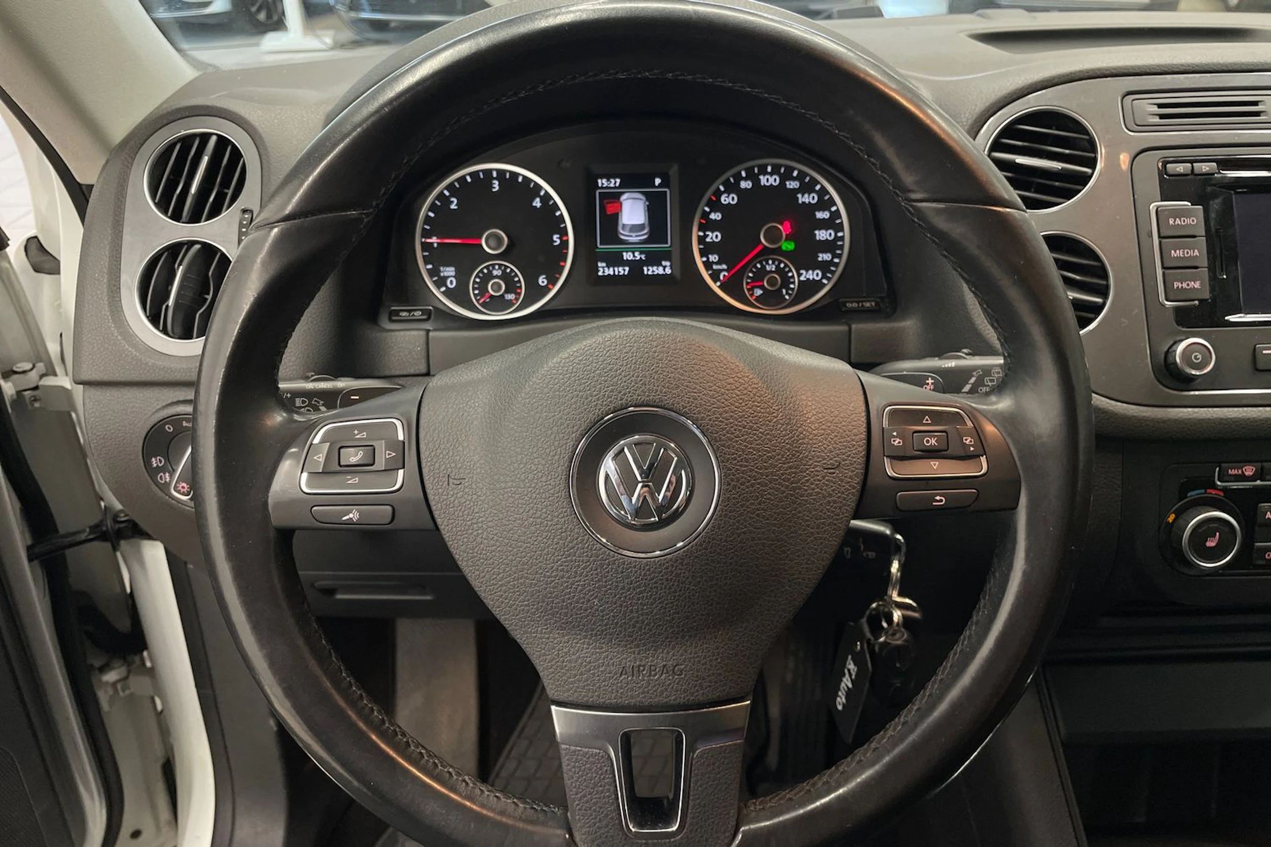 valkoinen Volkswagen Tiguan 2015 kuva 12.