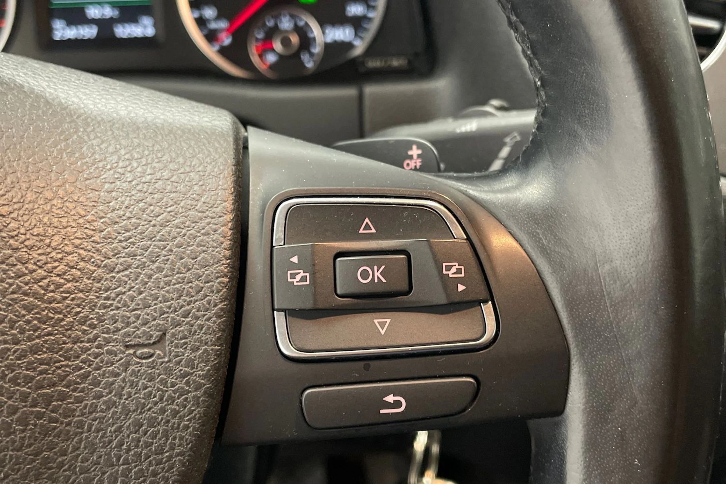 valkoinen Volkswagen Tiguan 2015 kuva 14.