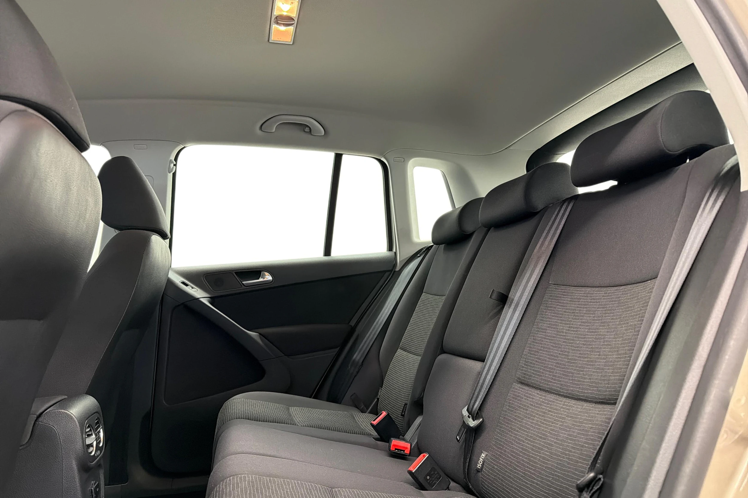 Ruskea (beige) Volkswagen Tiguan 2015 kuva 8.