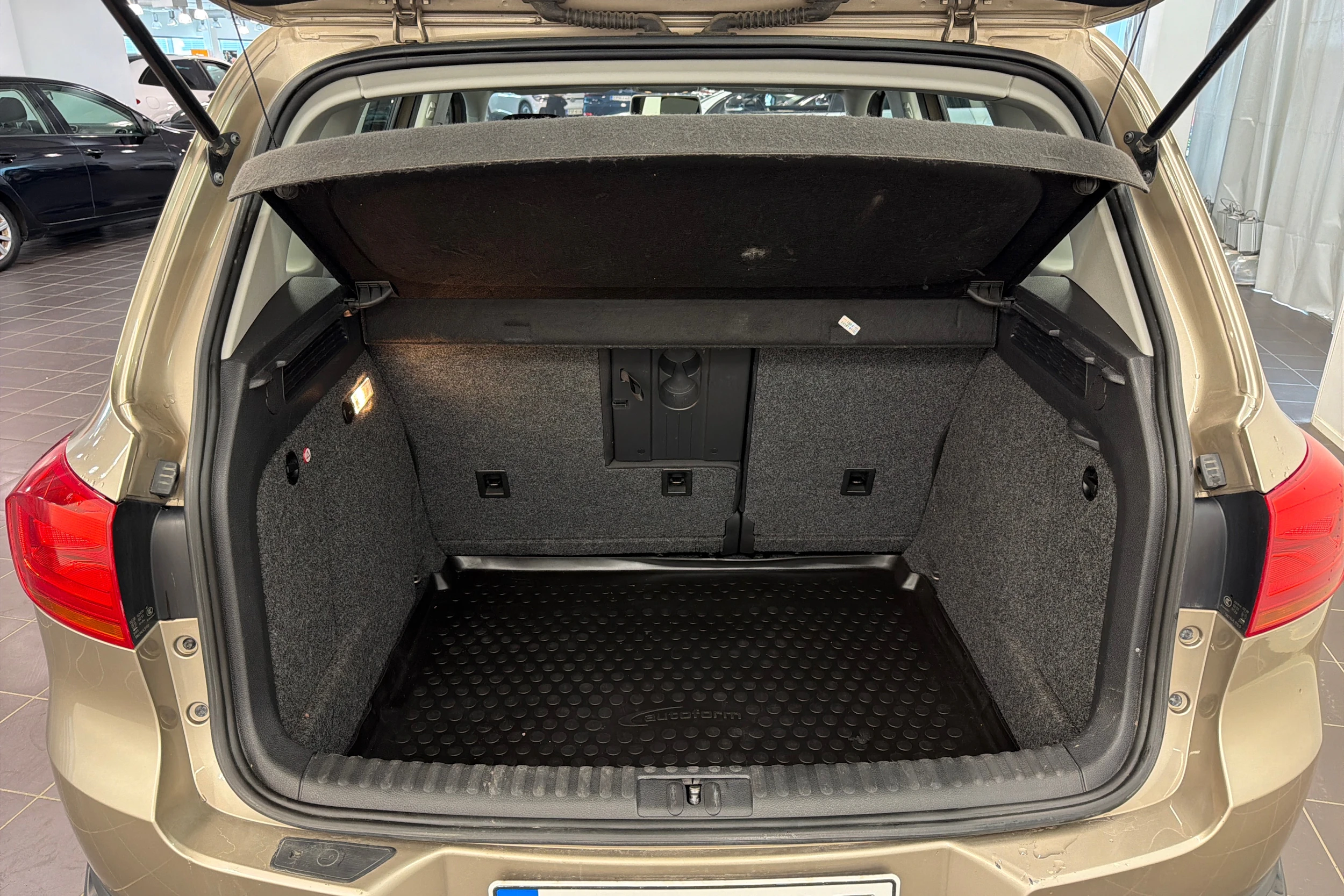Ruskea (beige) Volkswagen Tiguan 2015 kuva 11.