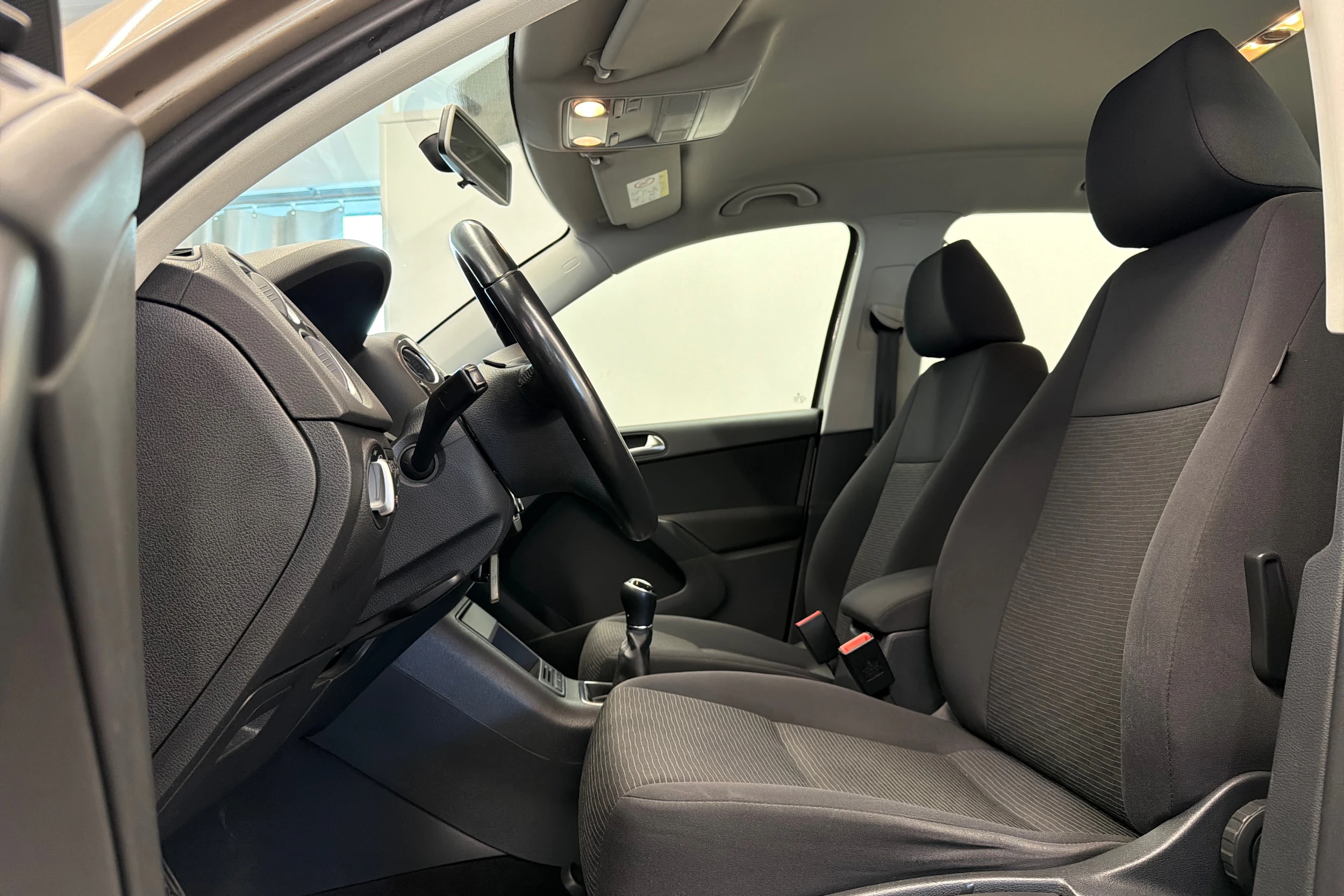 Ruskea (beige) Volkswagen Tiguan 2015 kuva 12.