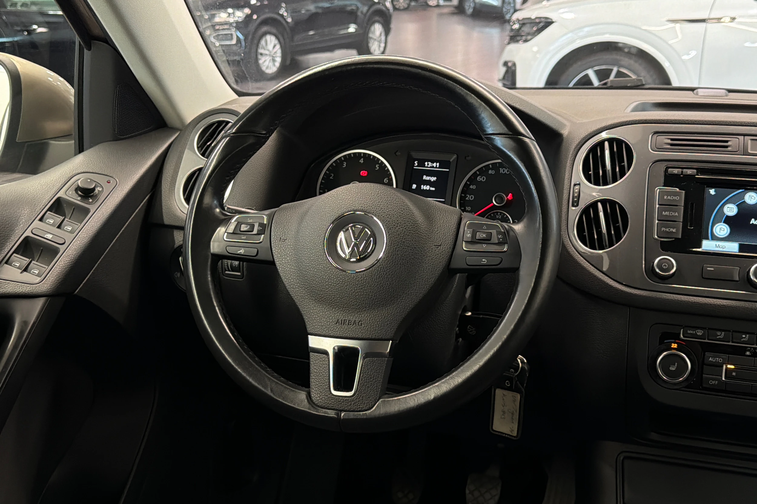 Ruskea (beige) Volkswagen Tiguan 2015 kuva 13.