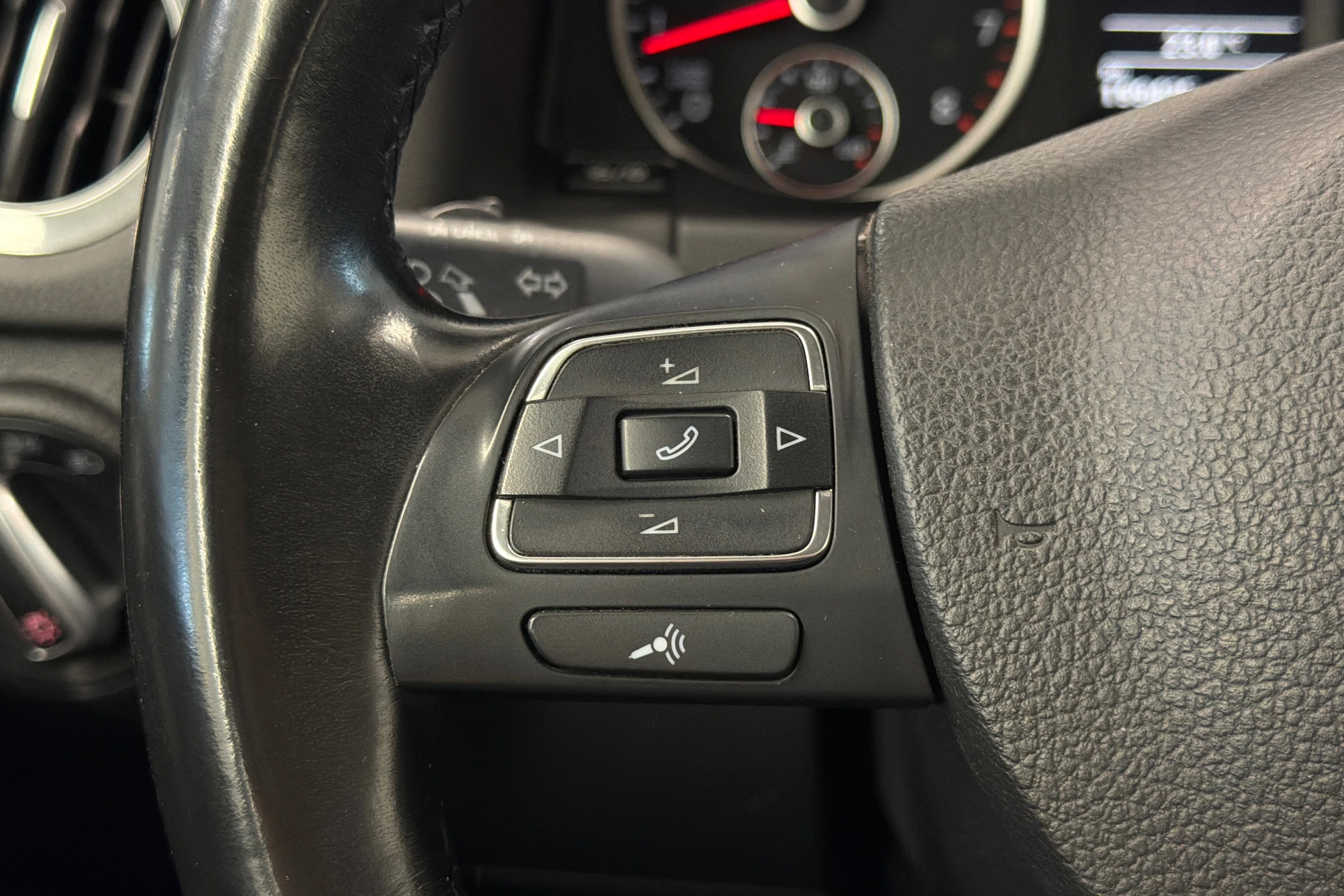 Ruskea (beige) Volkswagen Tiguan 2015 kuva 14.