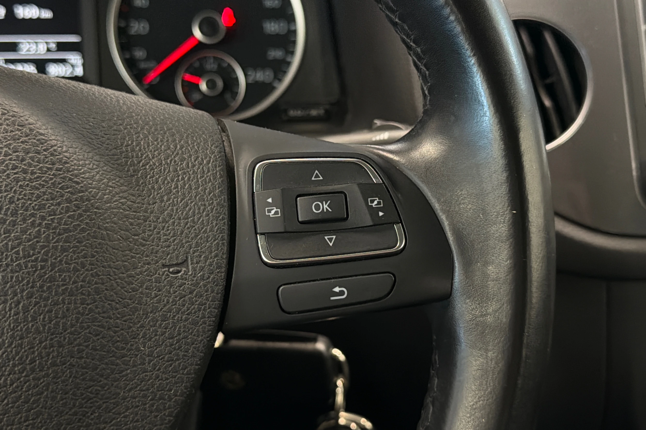 Ruskea (beige) Volkswagen Tiguan 2015 kuva 15.