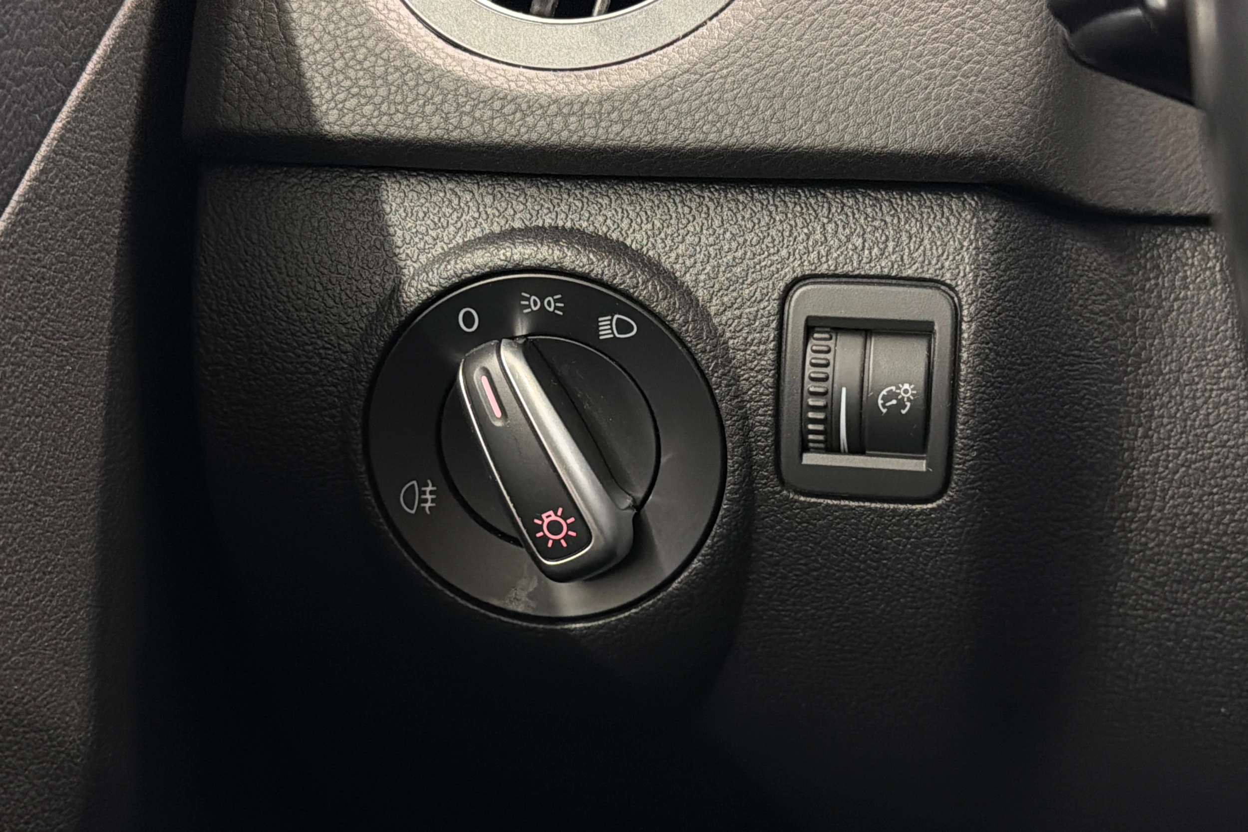 Ruskea (beige) Volkswagen Tiguan 2015 kuva 17.