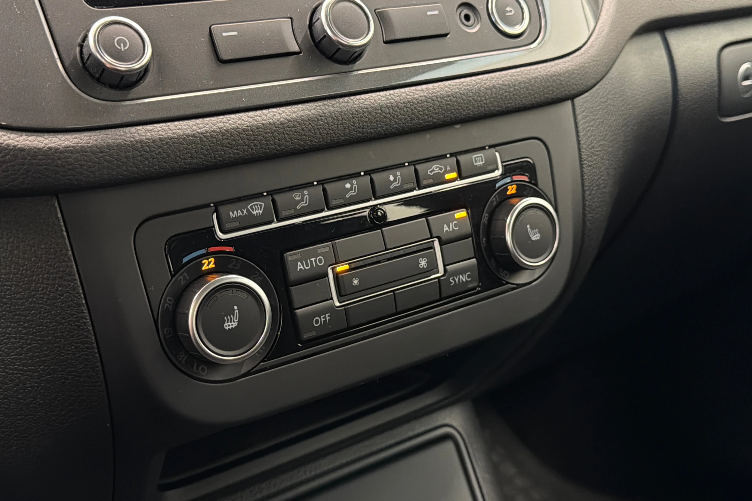 Ruskea (beige) Volkswagen Tiguan 2015 kuva 20.
