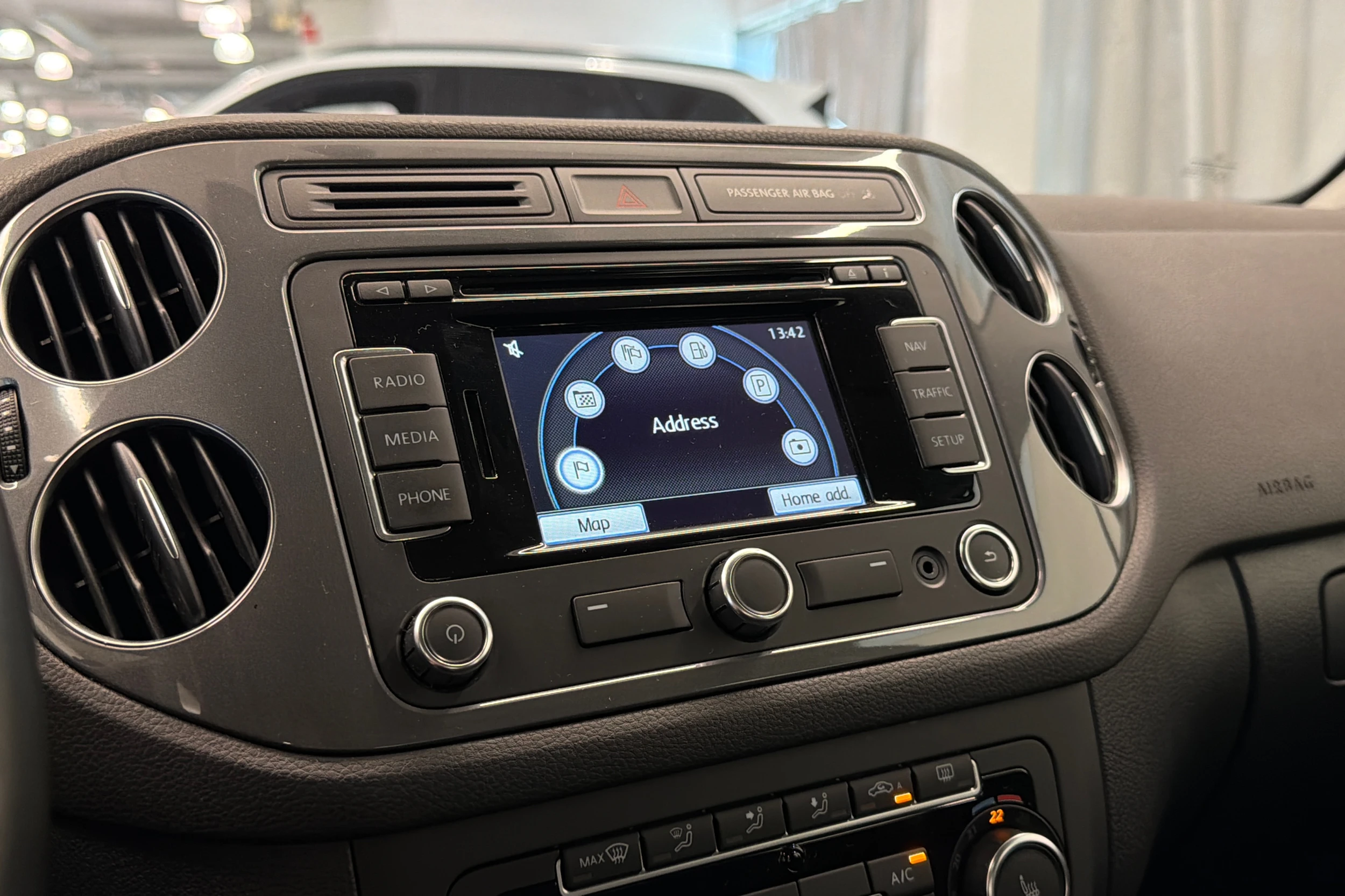 Ruskea (beige) Volkswagen Tiguan 2015 kuva 21.