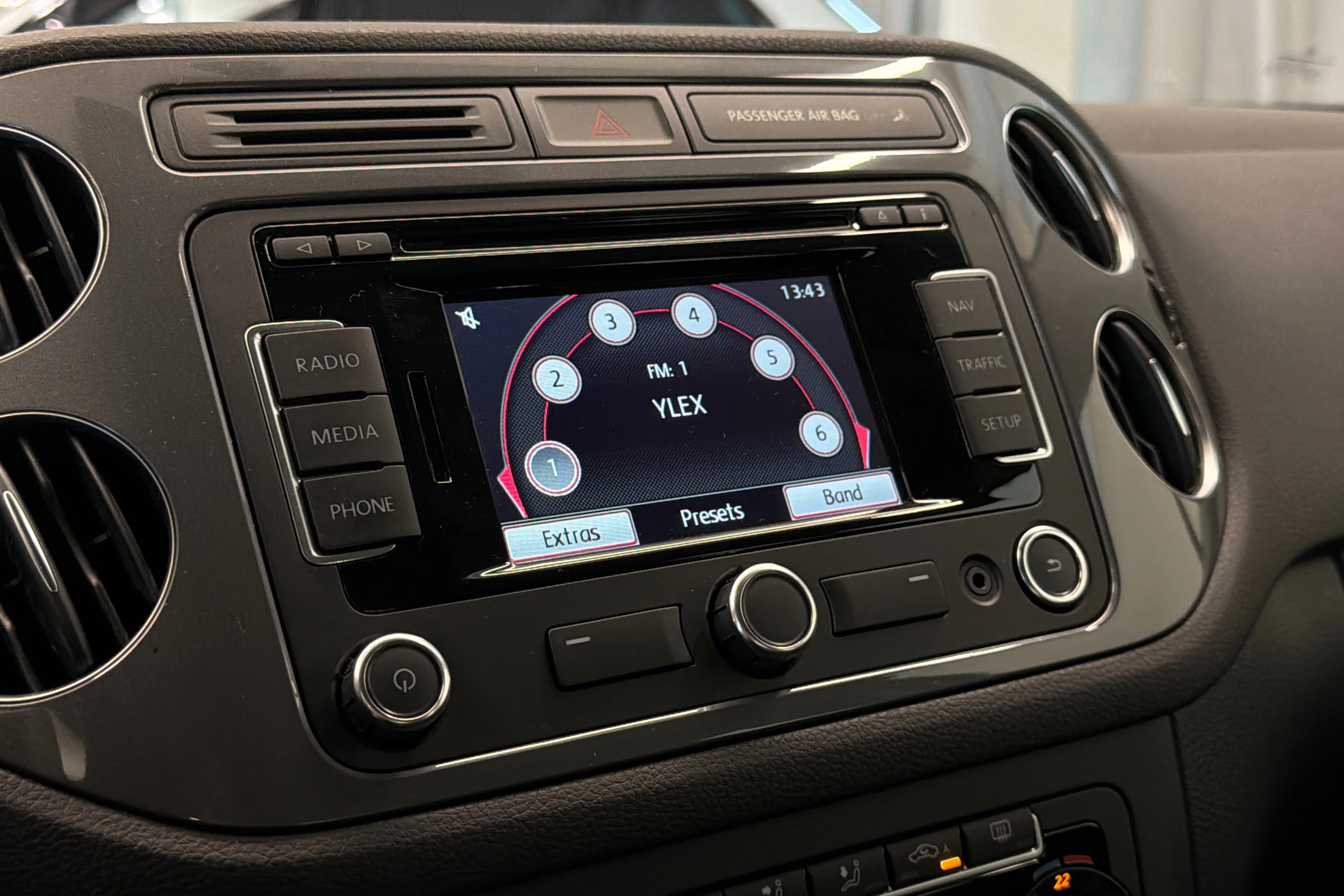 Ruskea (beige) Volkswagen Tiguan 2015 kuva 24.
