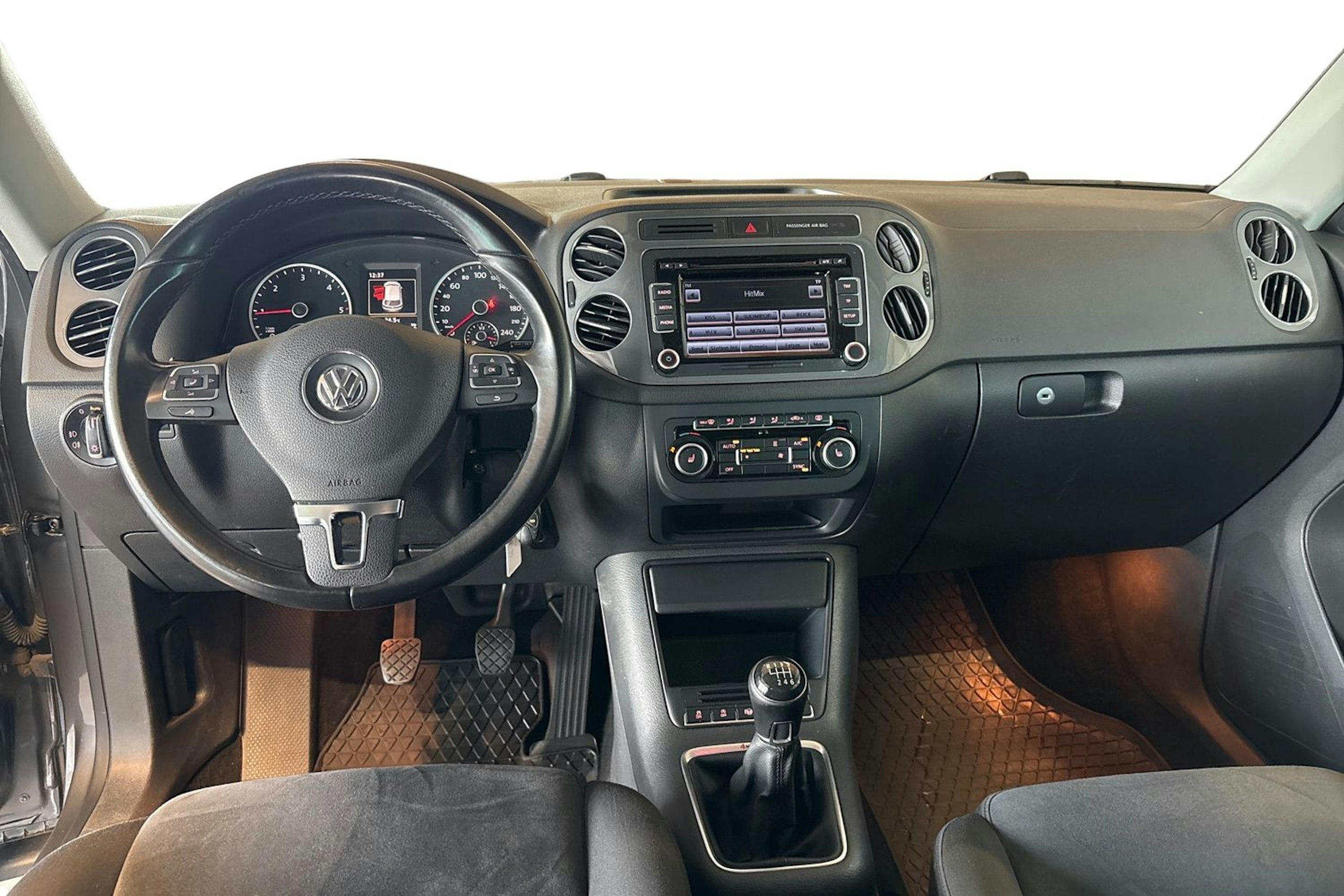 Harmaa Volkswagen Tiguan 2015 kuva 7.