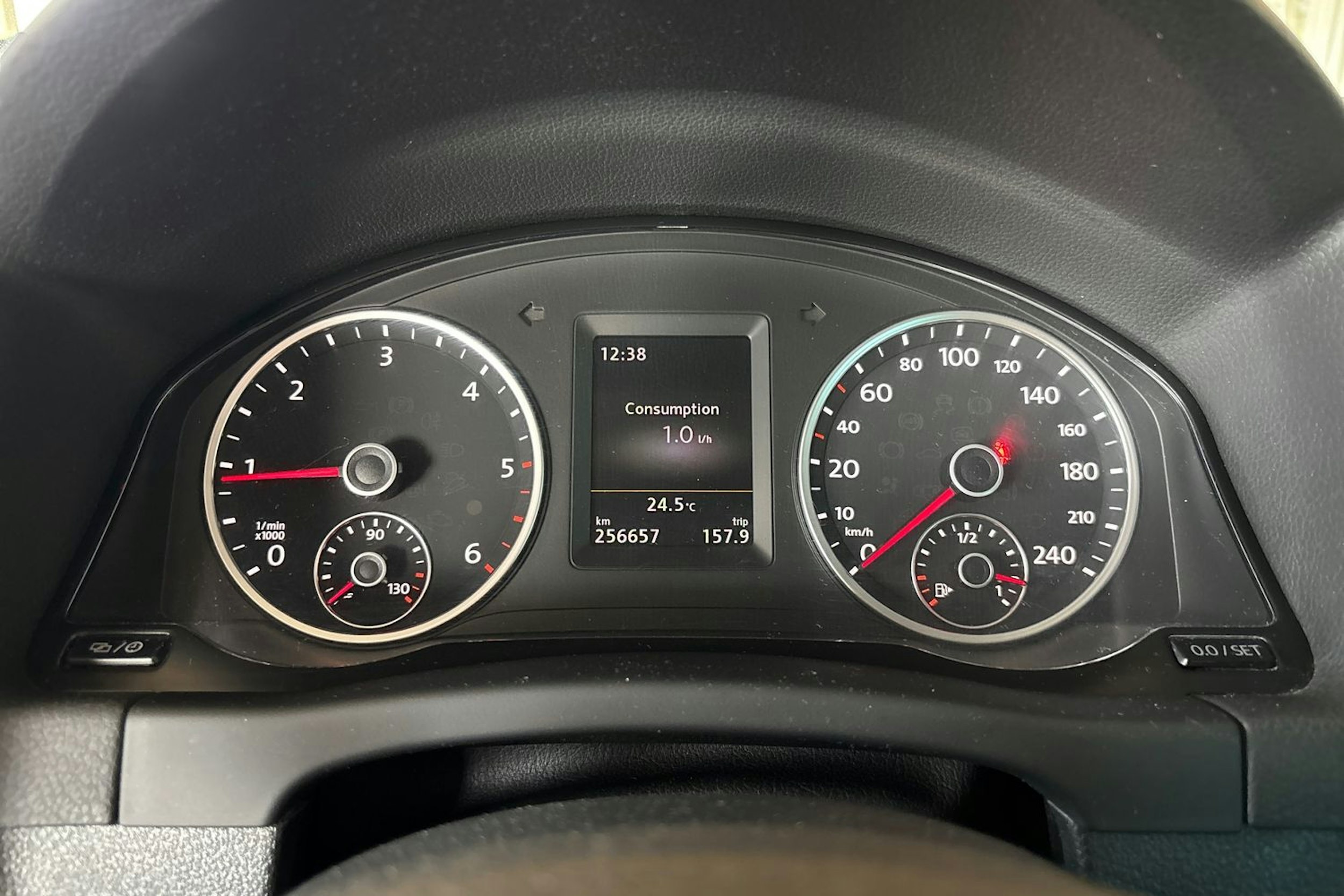 Harmaa Volkswagen Tiguan 2015 kuva 11.