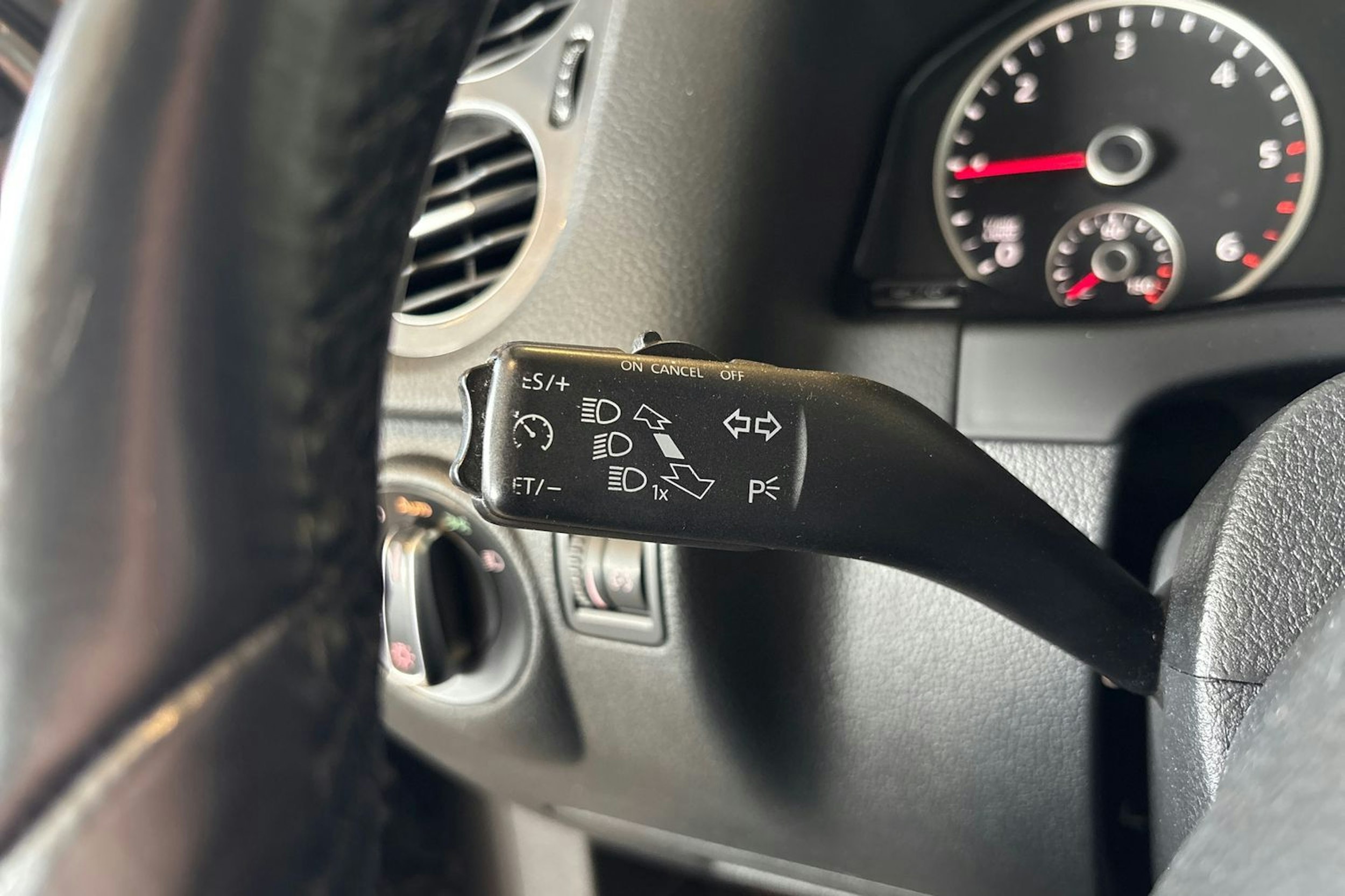 Harmaa Volkswagen Tiguan 2015 kuva 12.
