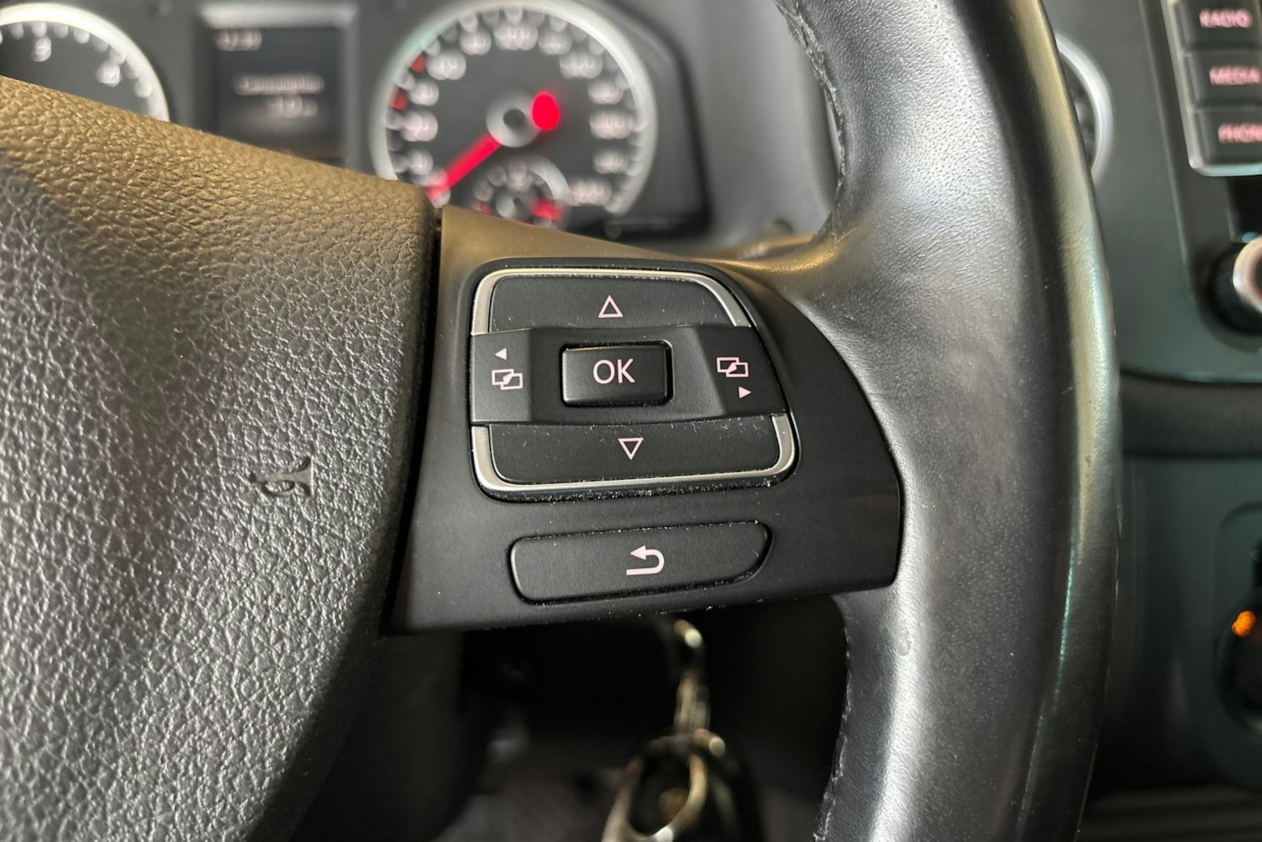 Harmaa Volkswagen Tiguan 2015 kuva 14.