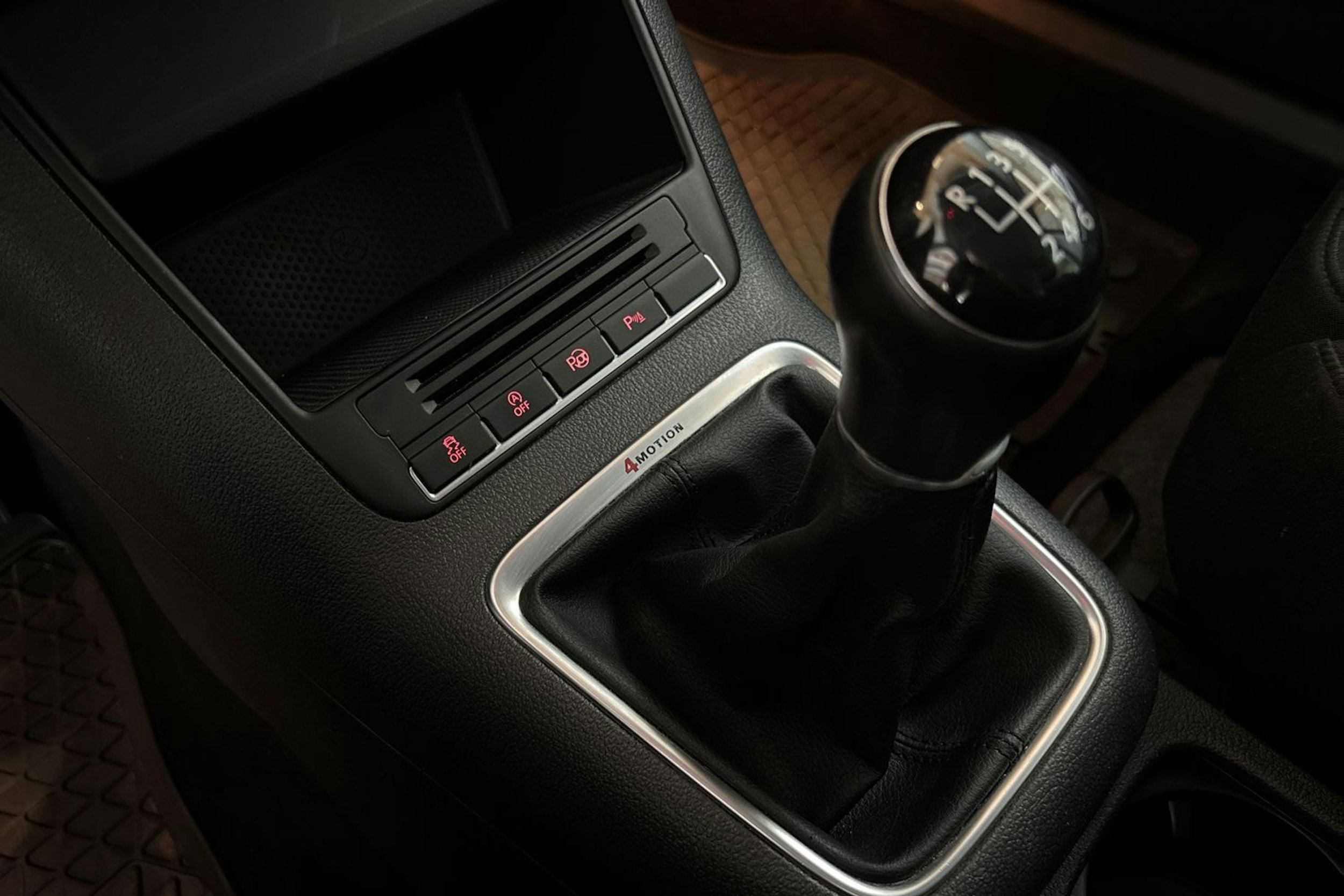 Harmaa Volkswagen Tiguan 2015 kuva 15.