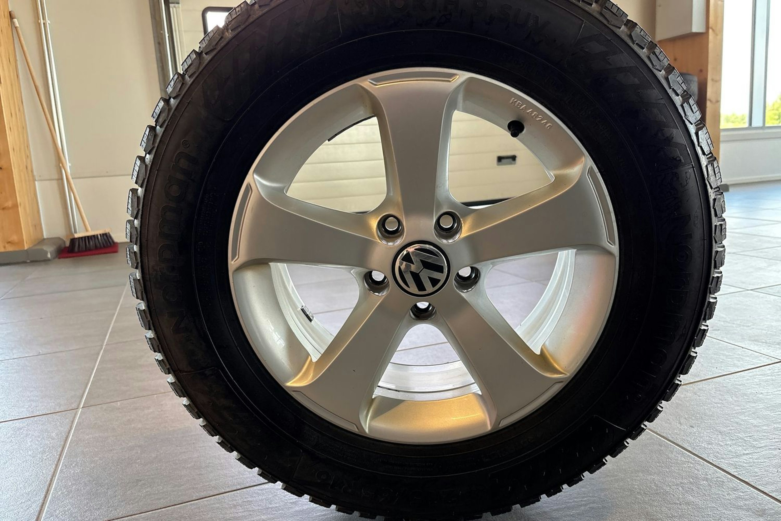 Harmaa Volkswagen Tiguan 2015 kuva 17.