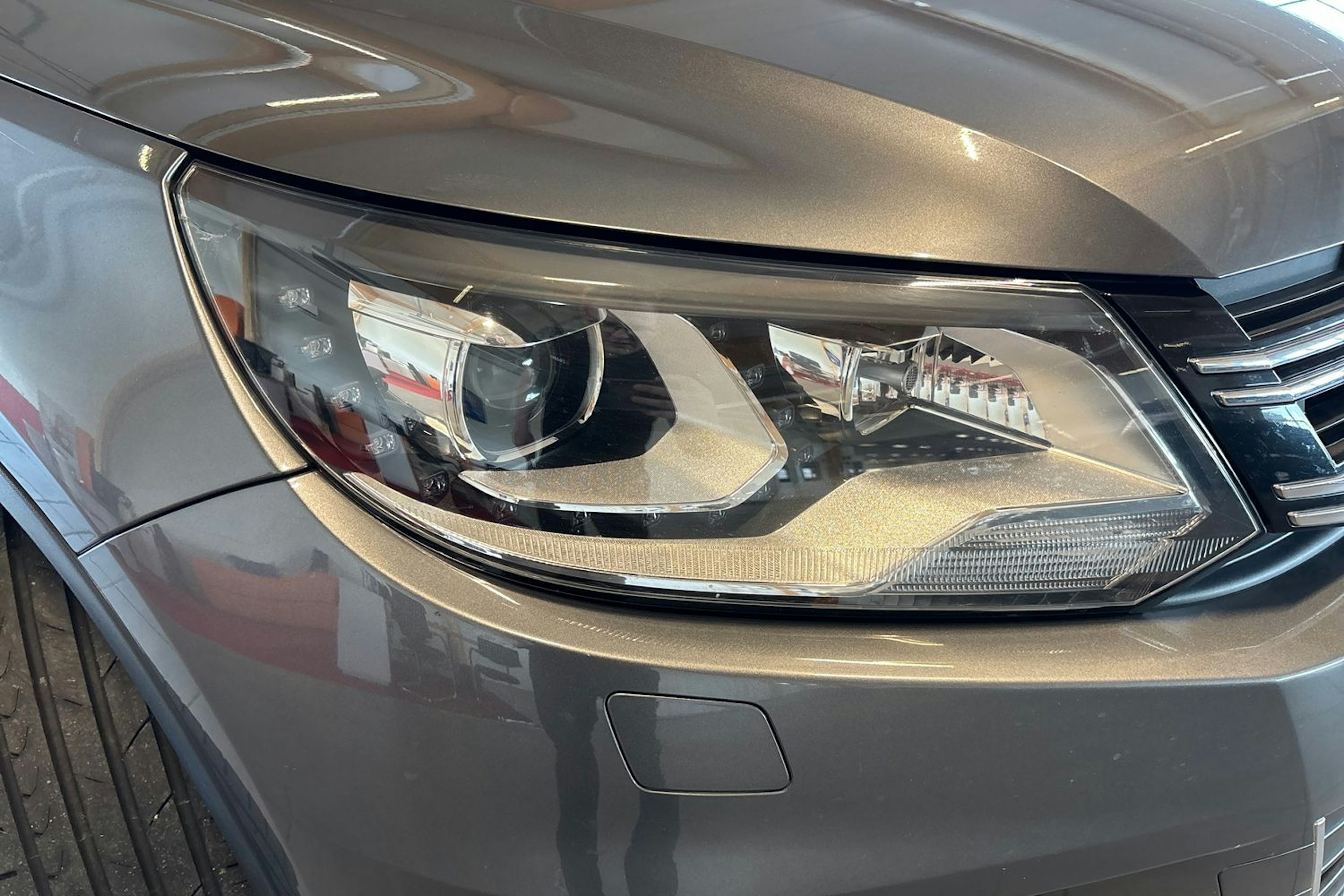 Harmaa Volkswagen Tiguan 2015 kuva 20.