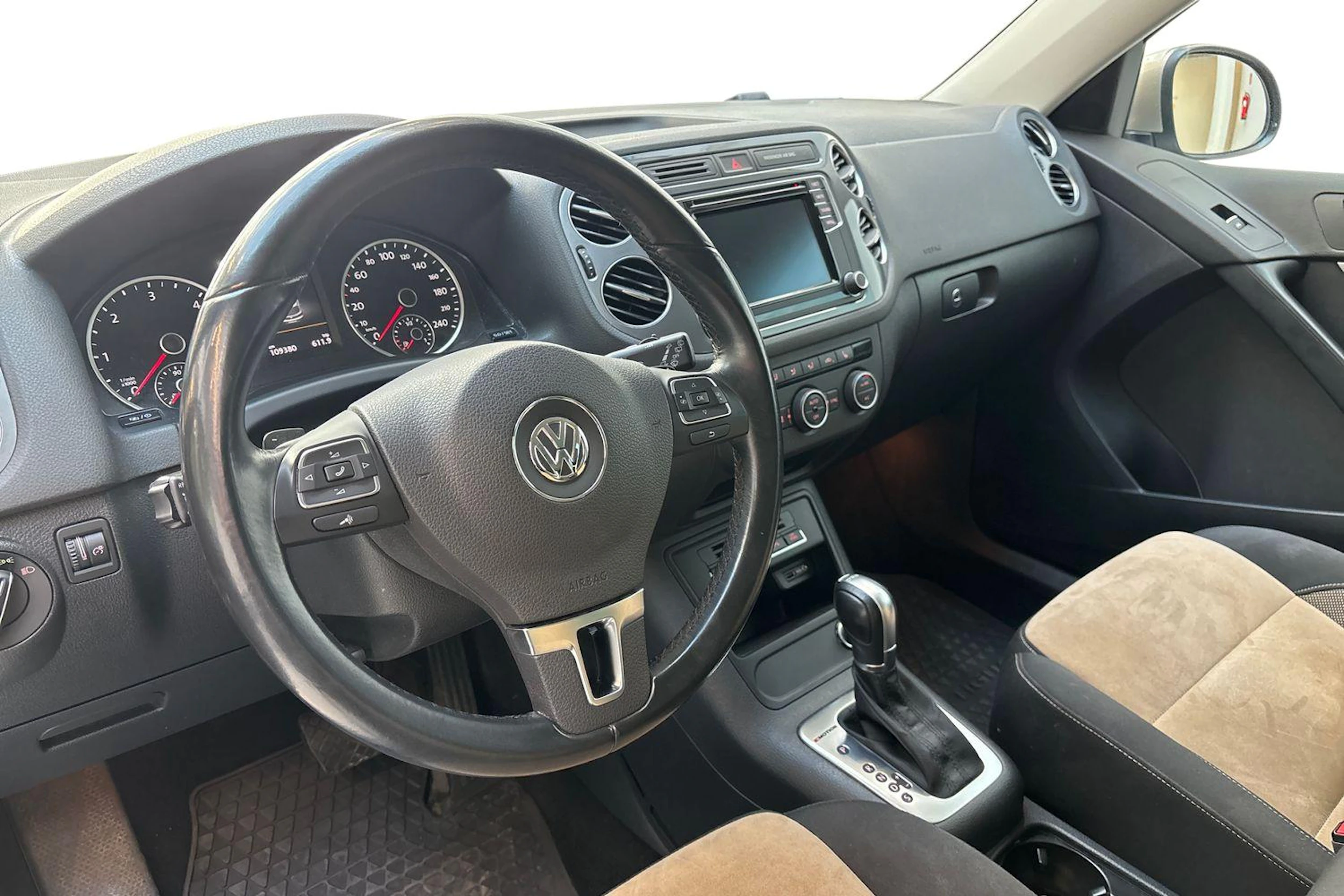 ruskea (beige) Volkswagen Tiguan 2015 kuva 6.