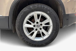 ruskea (beige) Volkswagen Tiguan 2015 kuva 9.
