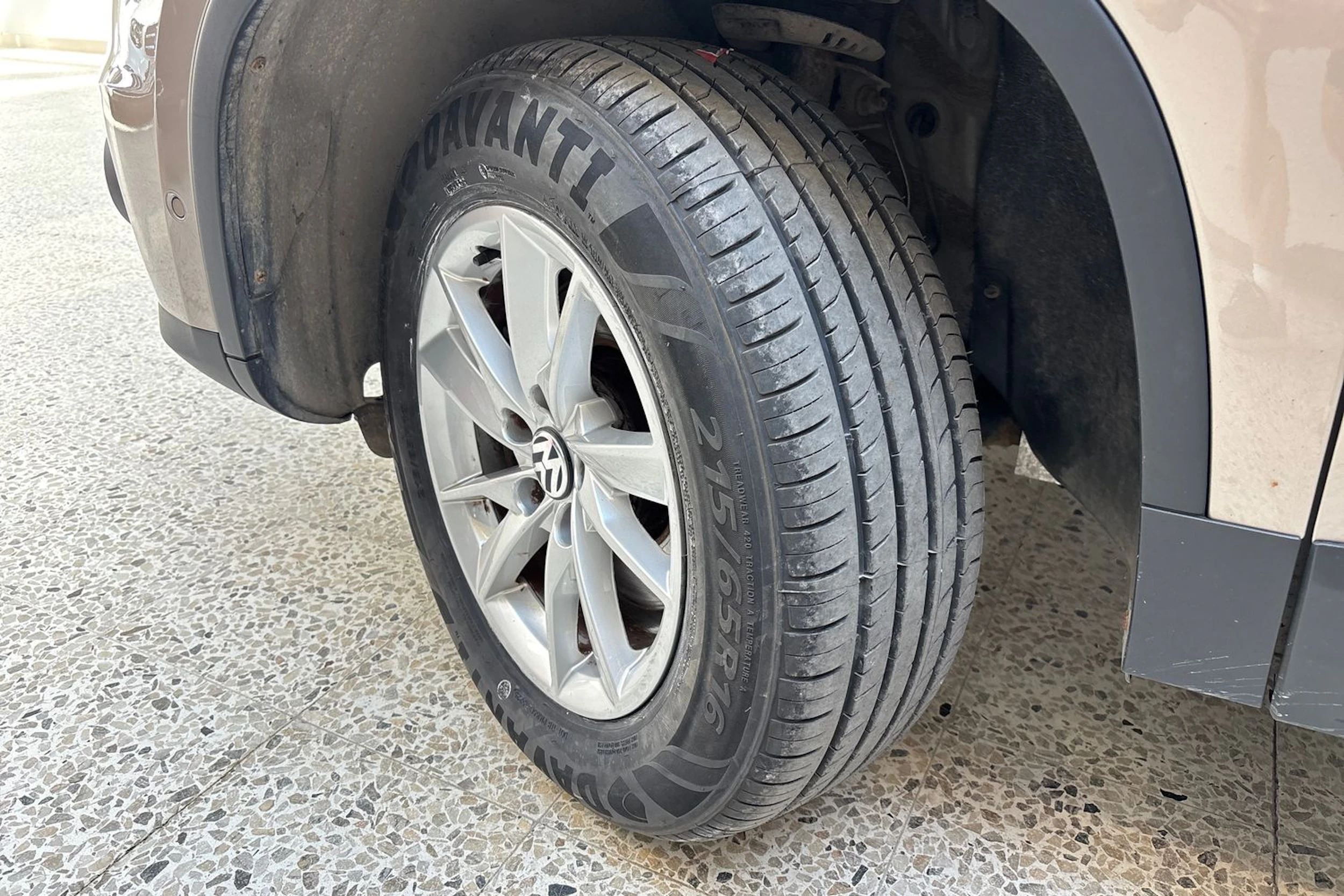 ruskea (beige) Volkswagen Tiguan 2015 kuva 10.