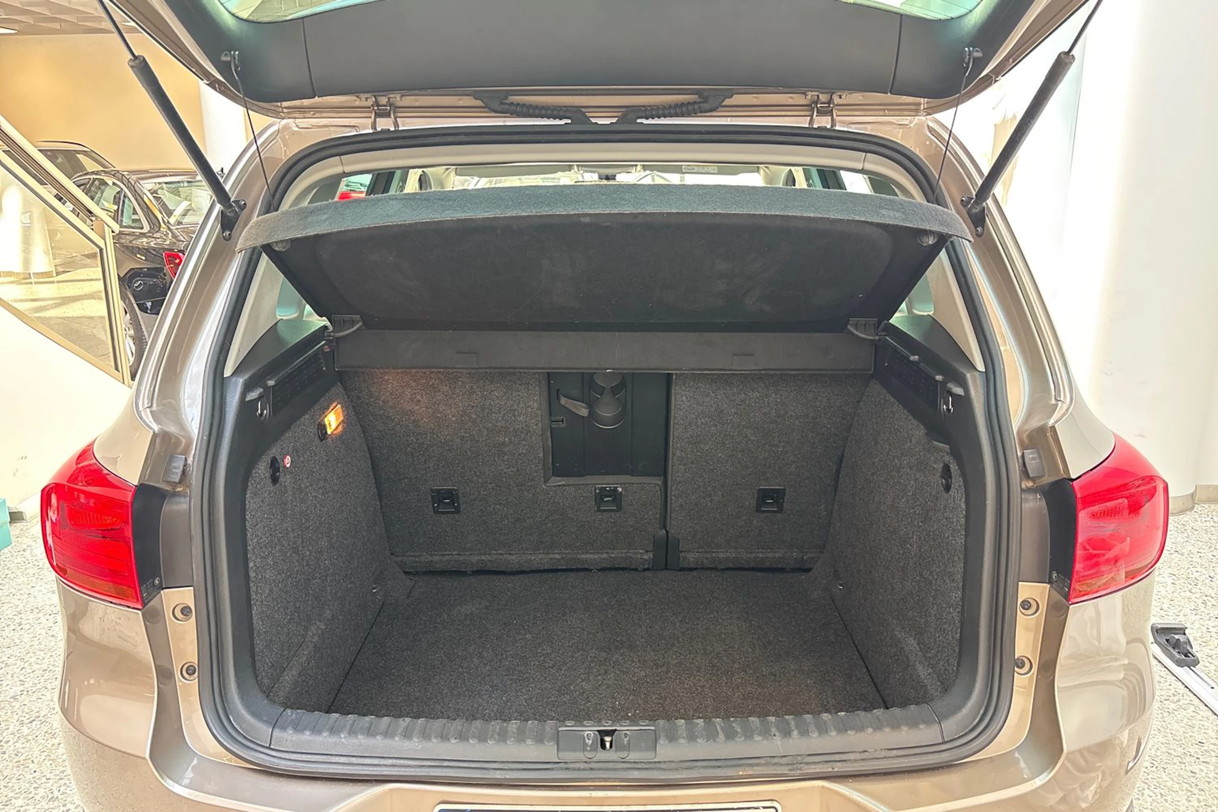 ruskea (beige) Volkswagen Tiguan 2015 kuva 12.