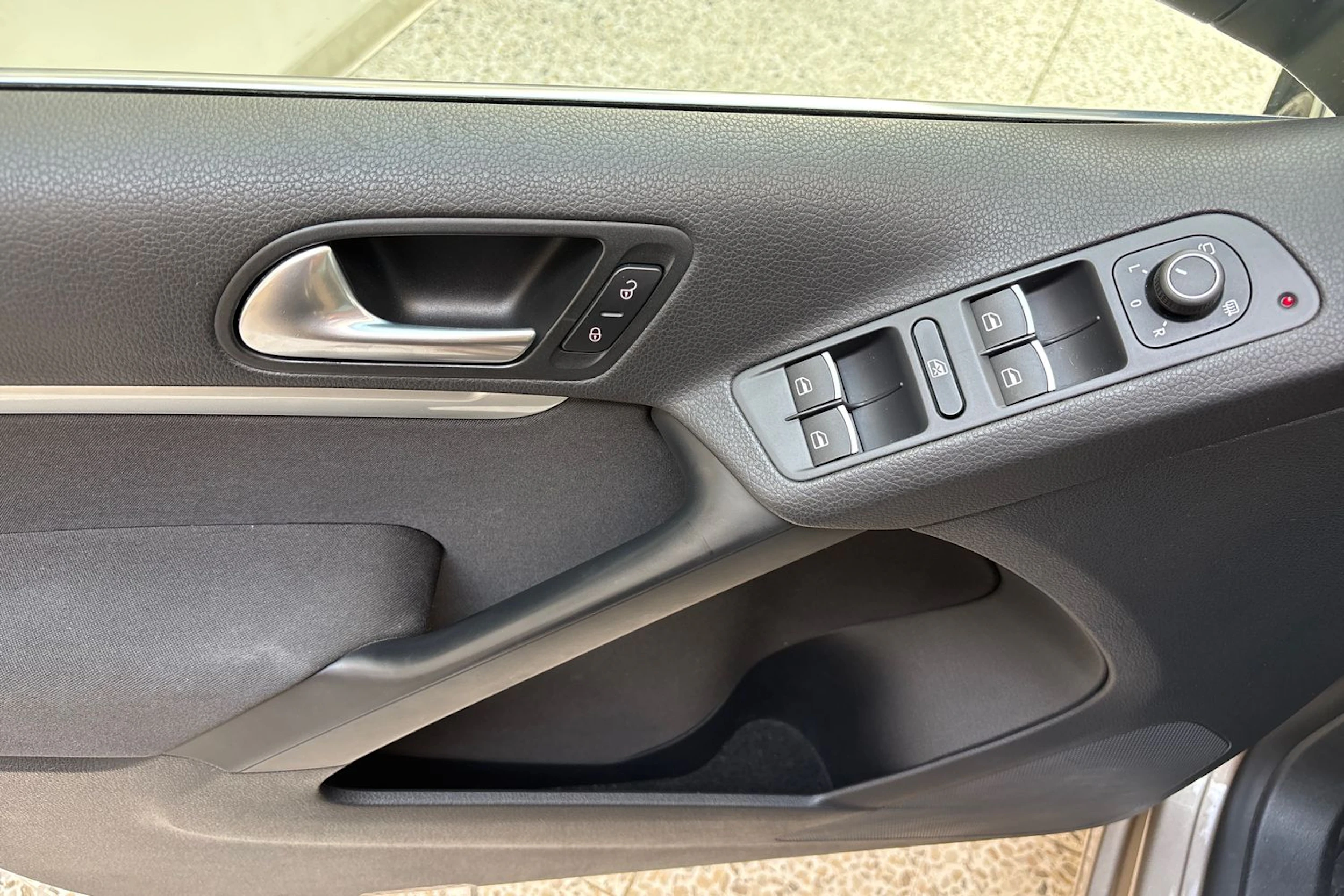 ruskea (beige) Volkswagen Tiguan 2015 kuva 14.