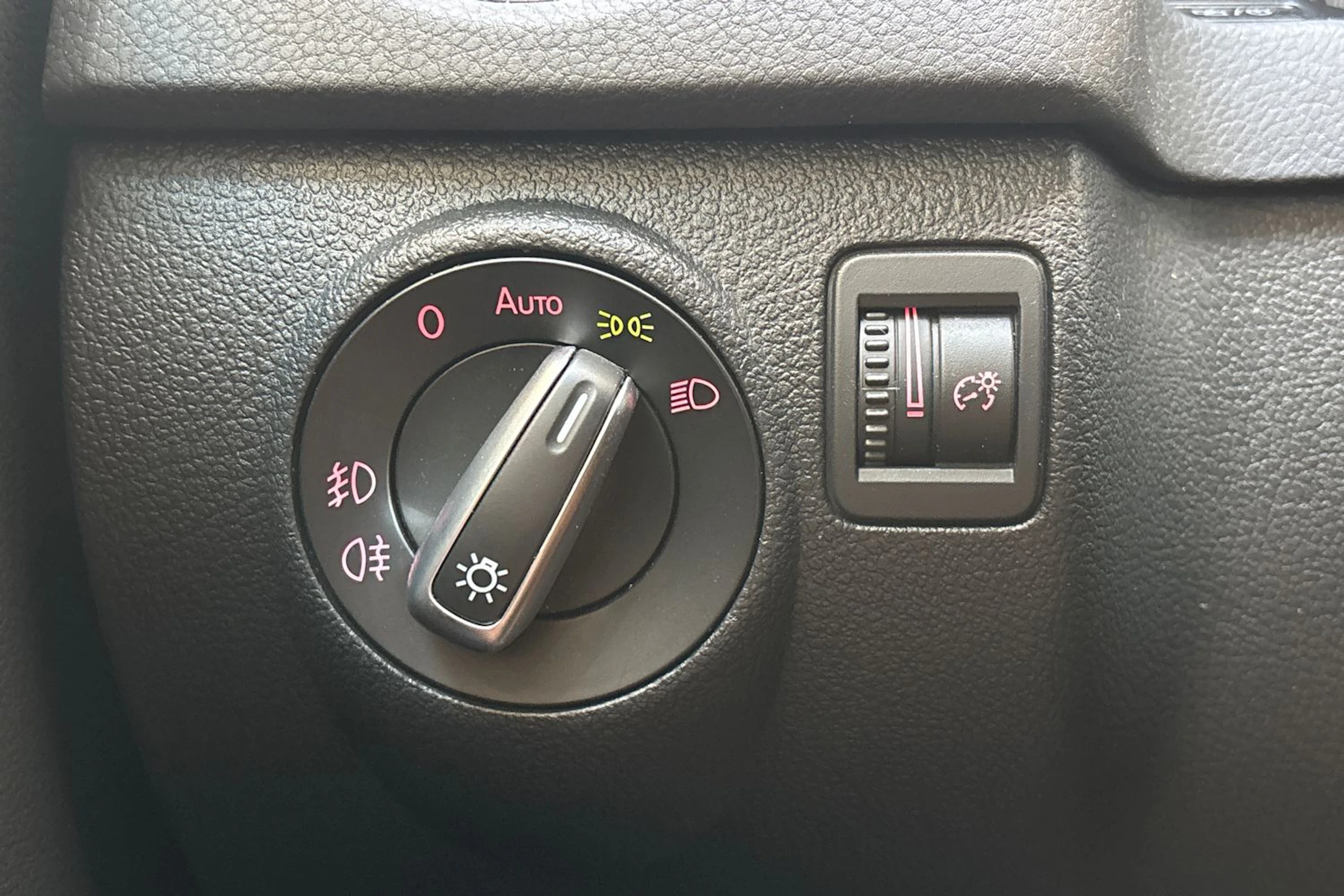 ruskea (beige) Volkswagen Tiguan 2015 kuva 15.