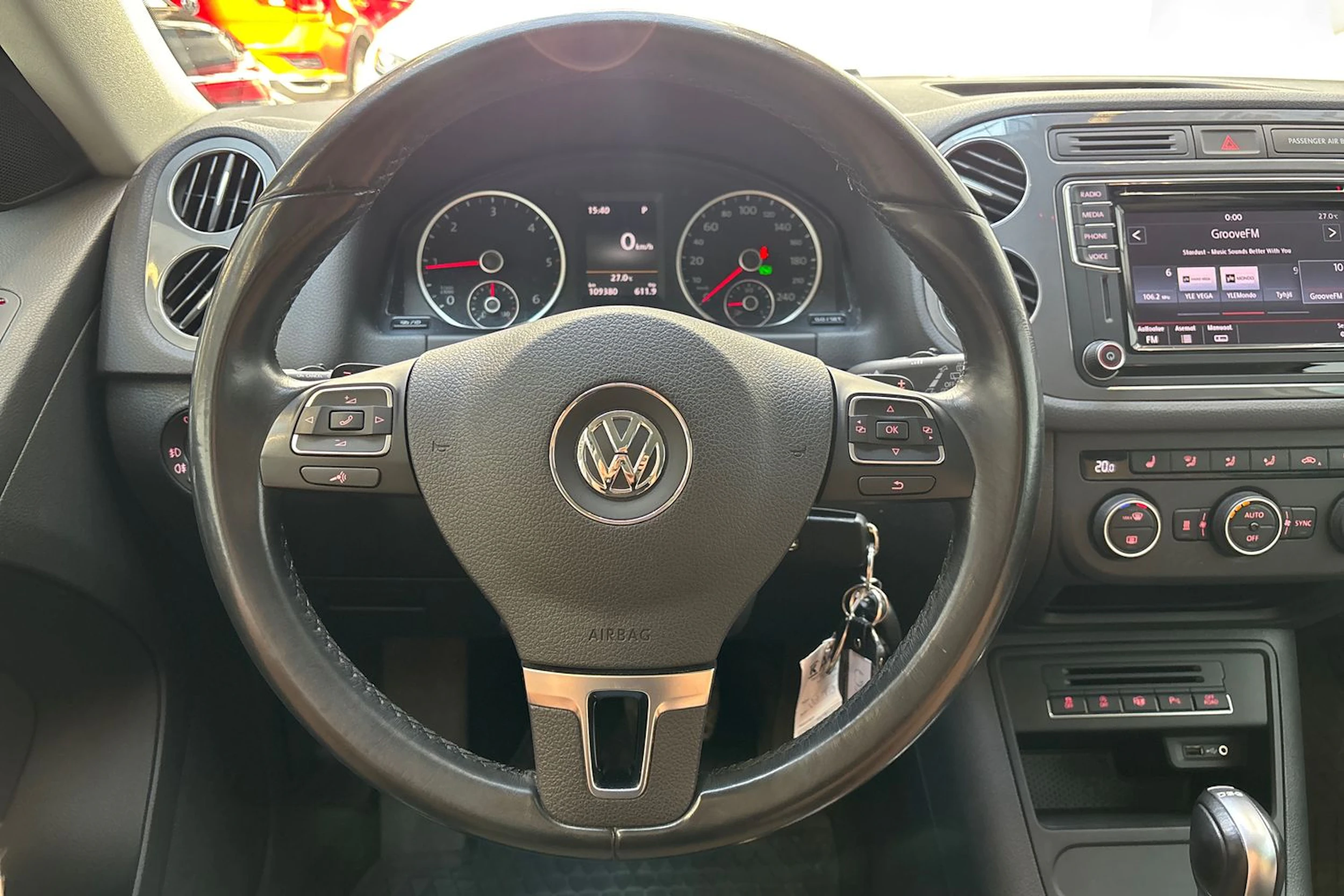 ruskea (beige) Volkswagen Tiguan 2015 kuva 16.