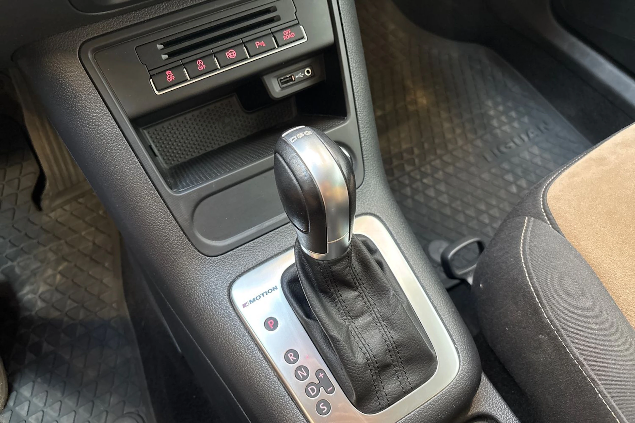 ruskea (beige) Volkswagen Tiguan 2015 kuva 18.