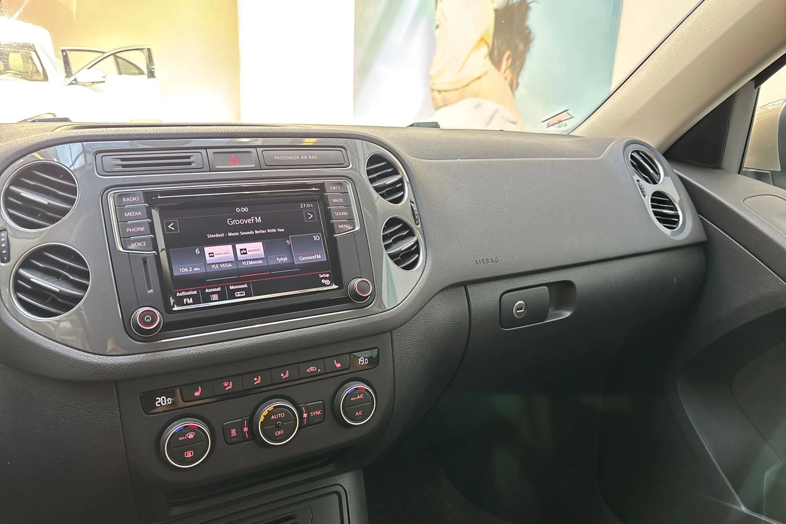 ruskea (beige) Volkswagen Tiguan 2015 kuva 19.