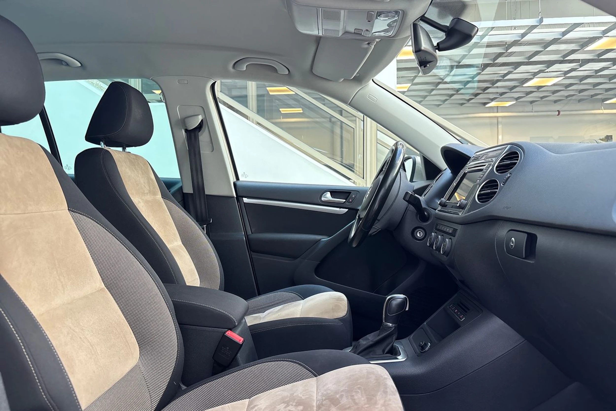 ruskea (beige) Volkswagen Tiguan 2015 kuva 22.
