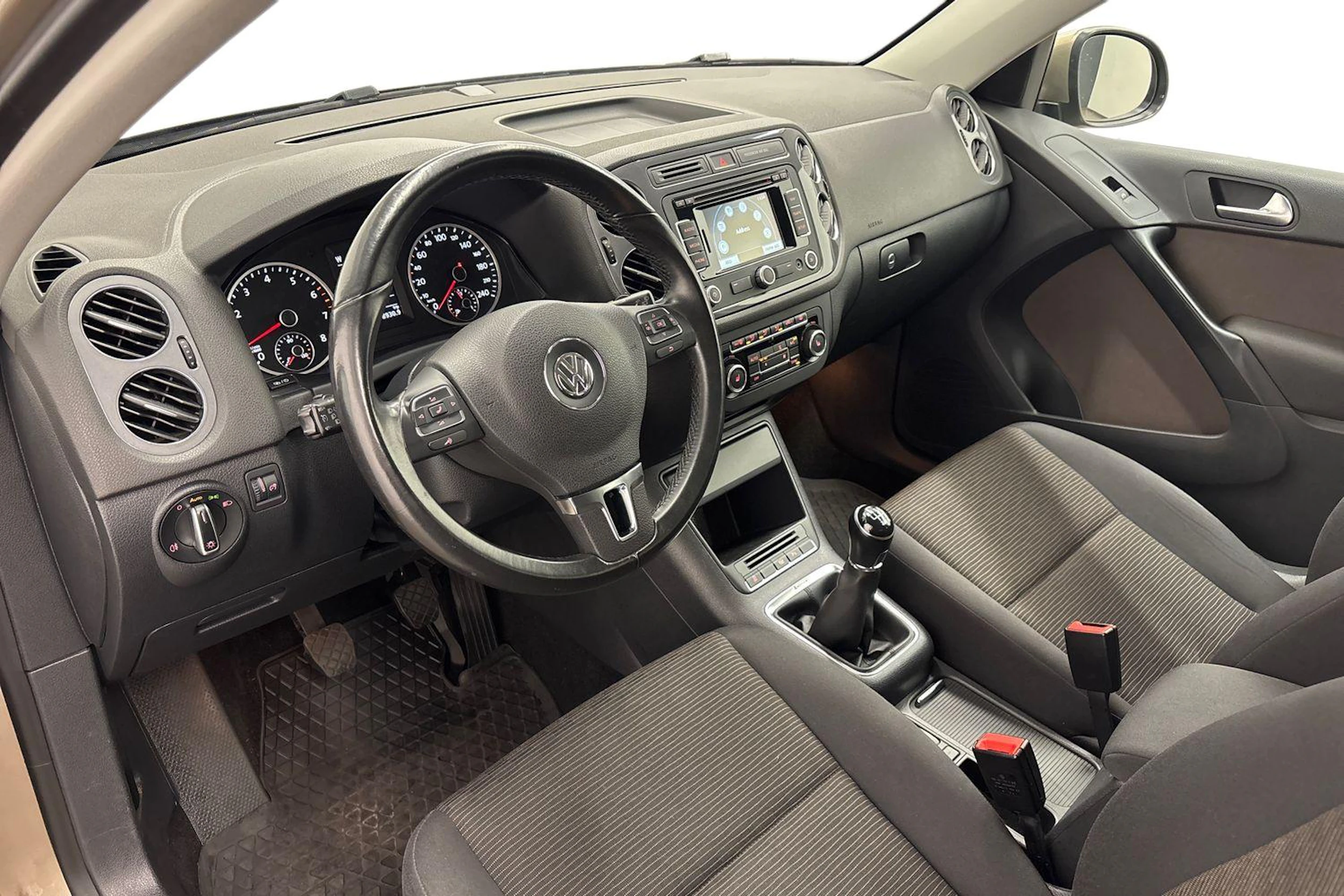 met. ruskea (beige) Volkswagen Tiguan 2015 kuva 6.