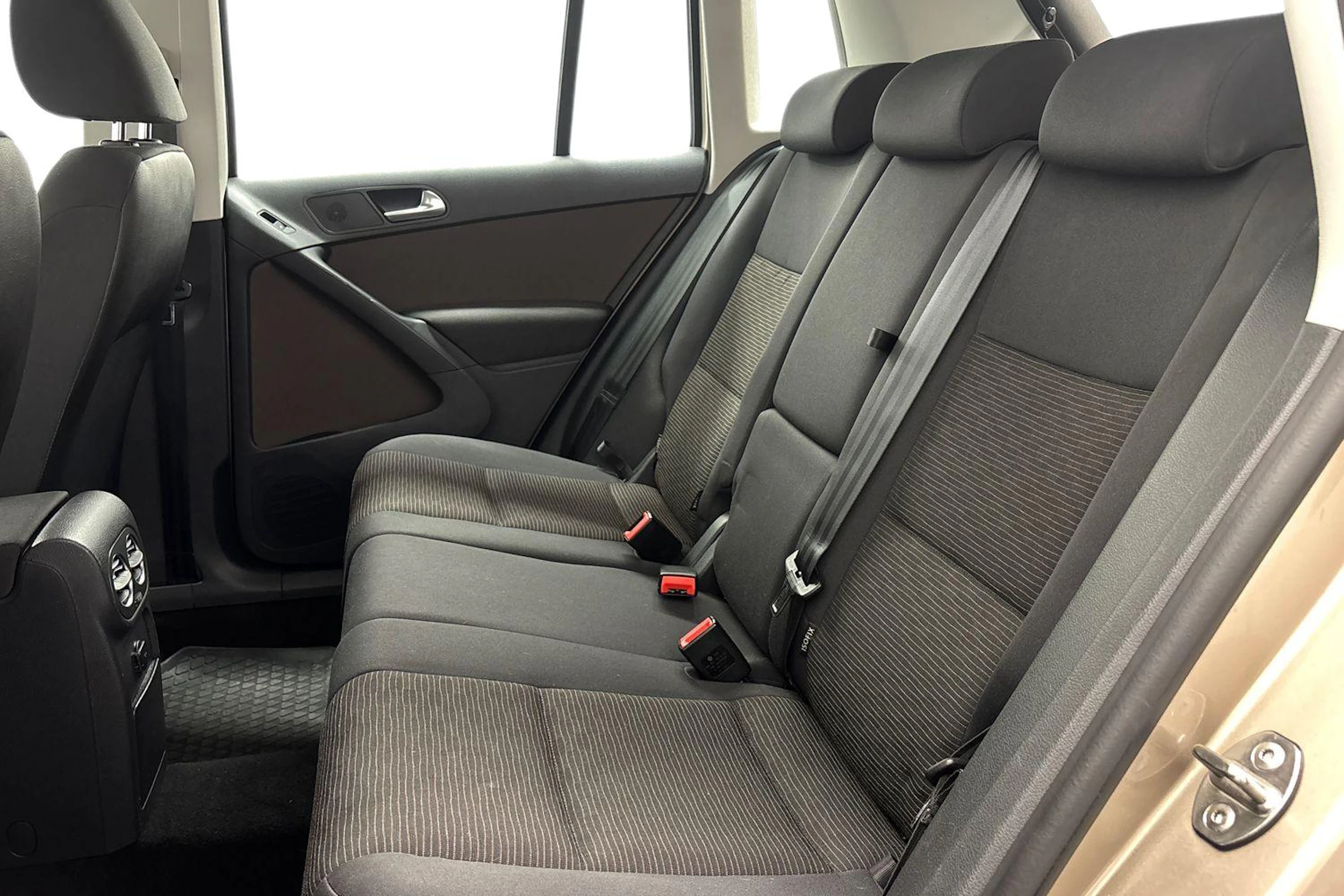 met. ruskea (beige) Volkswagen Tiguan 2015 kuva 8.