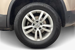 met. ruskea (beige) Volkswagen Tiguan 2015 kuva 9.