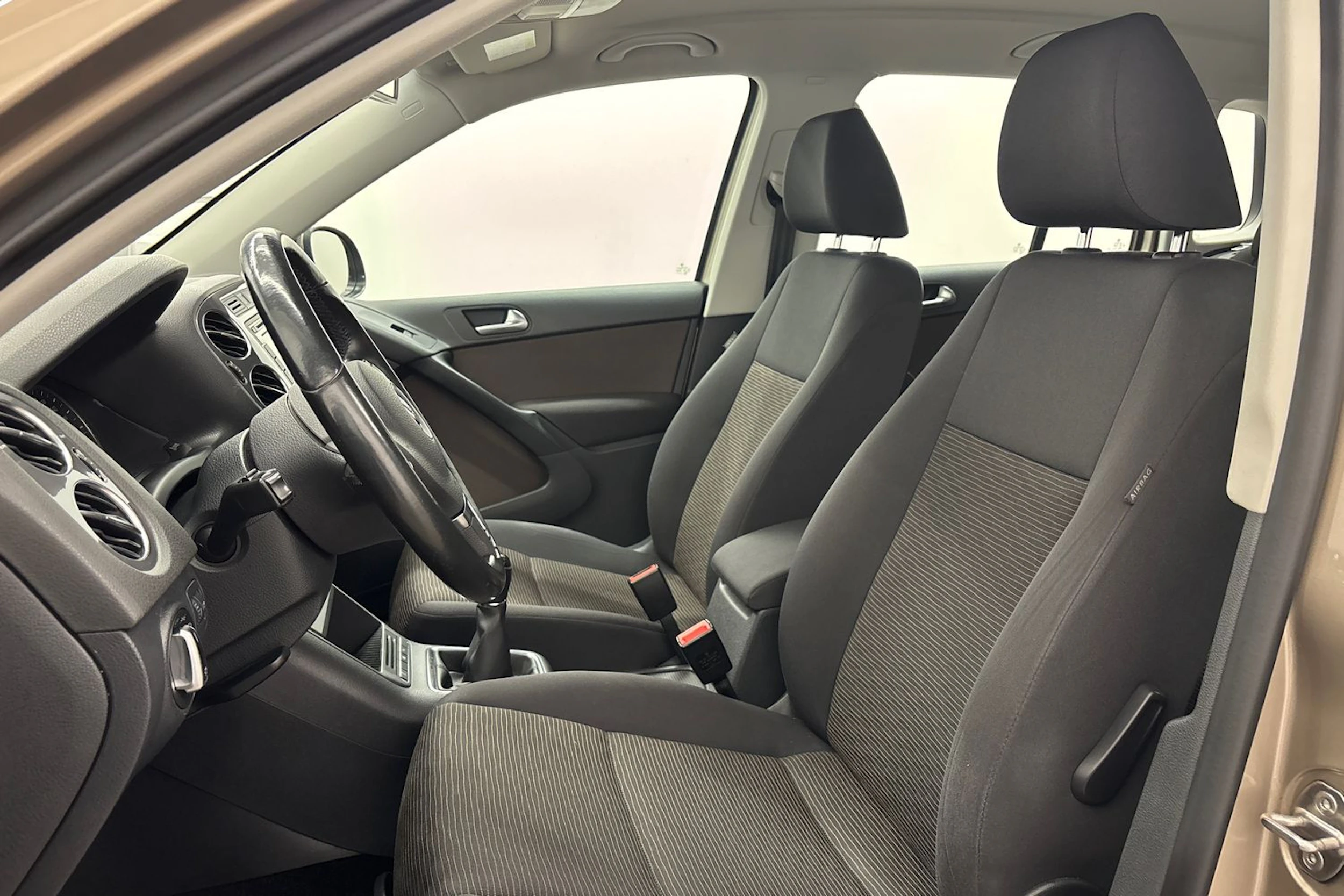 met. ruskea (beige) Volkswagen Tiguan 2015 kuva 11.
