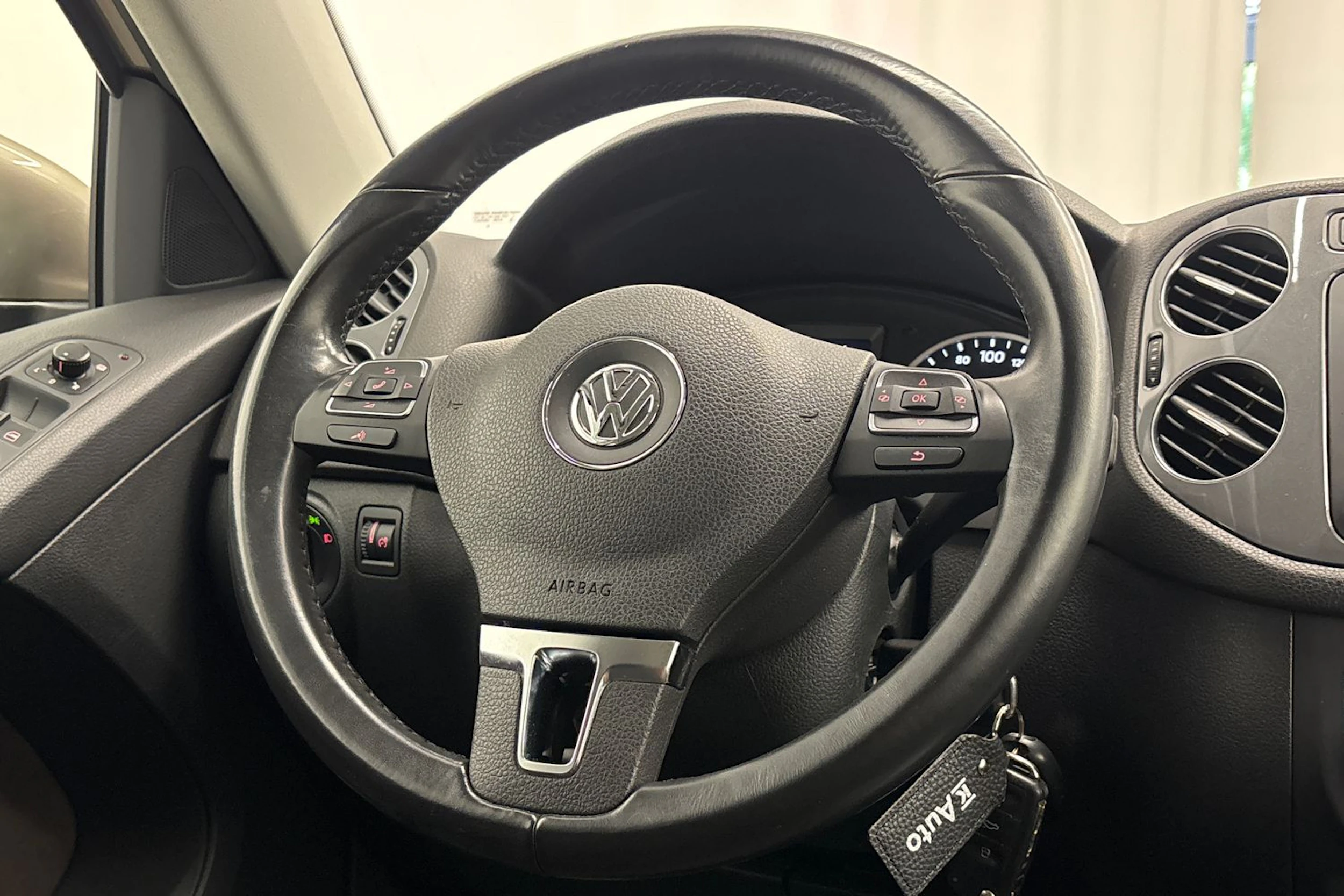 met. ruskea (beige) Volkswagen Tiguan 2015 kuva 12.