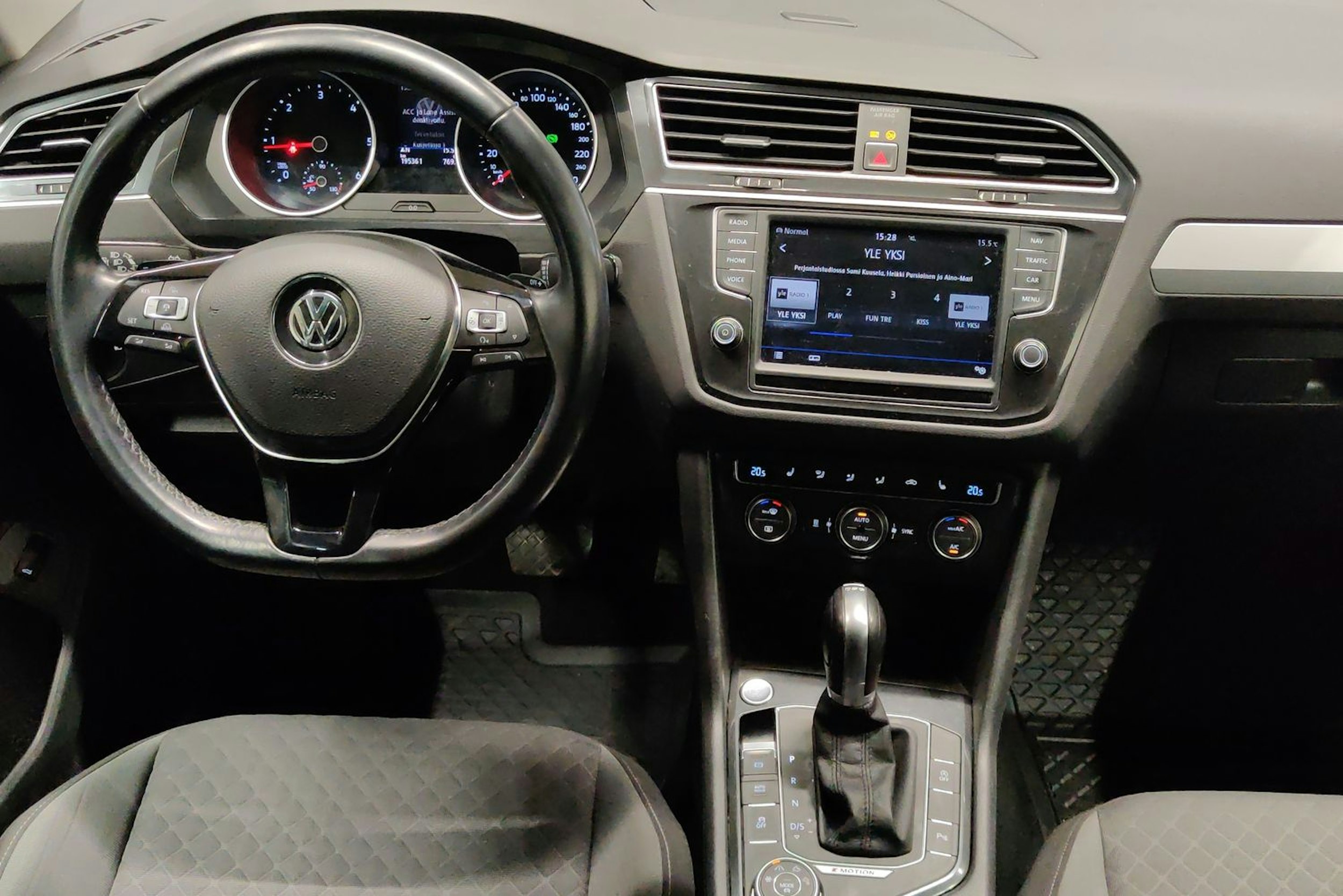 Sininen Volkswagen Tiguan 2016 kuva 9.