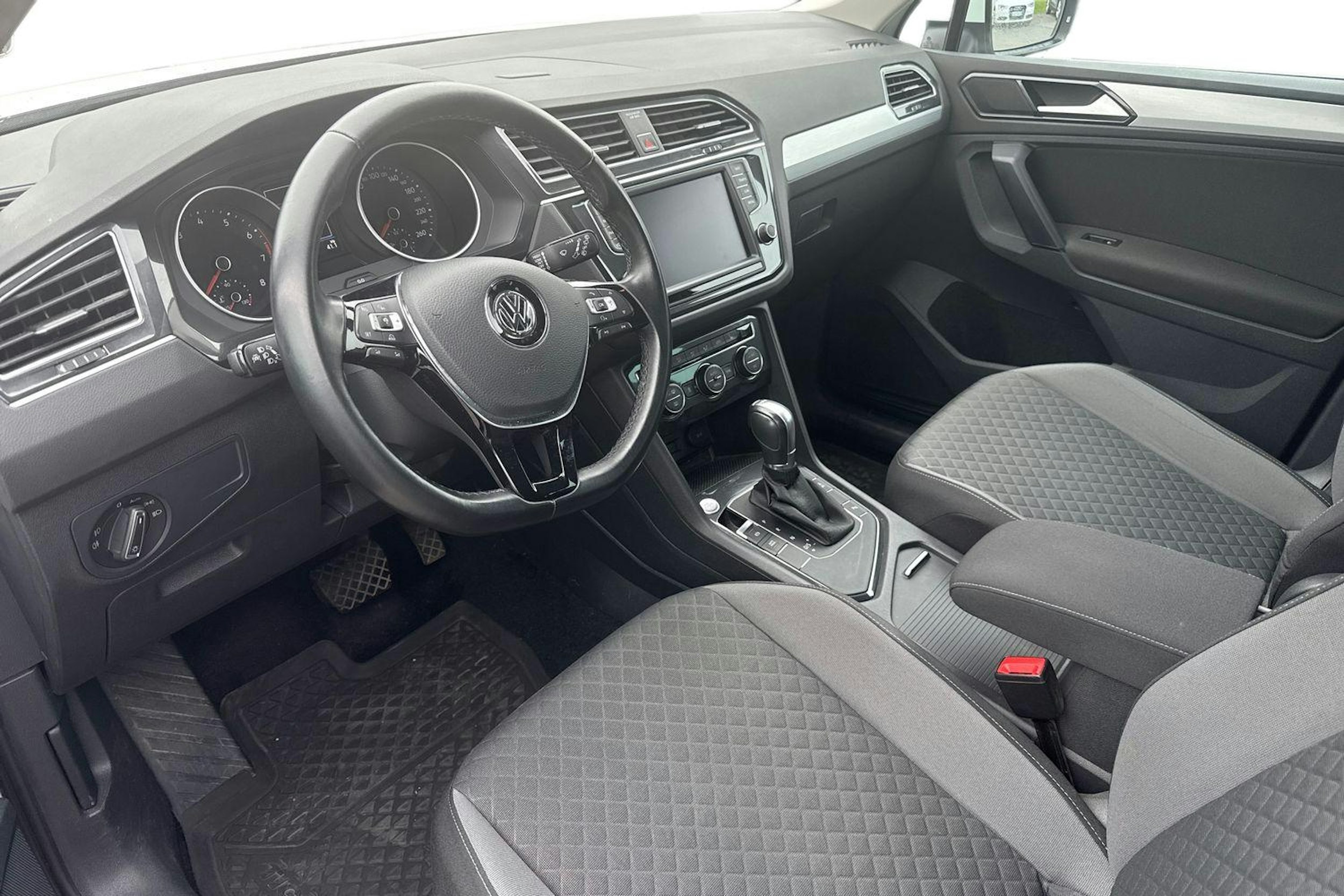 Valkoinen Volkswagen Tiguan 2016 kuva 3.