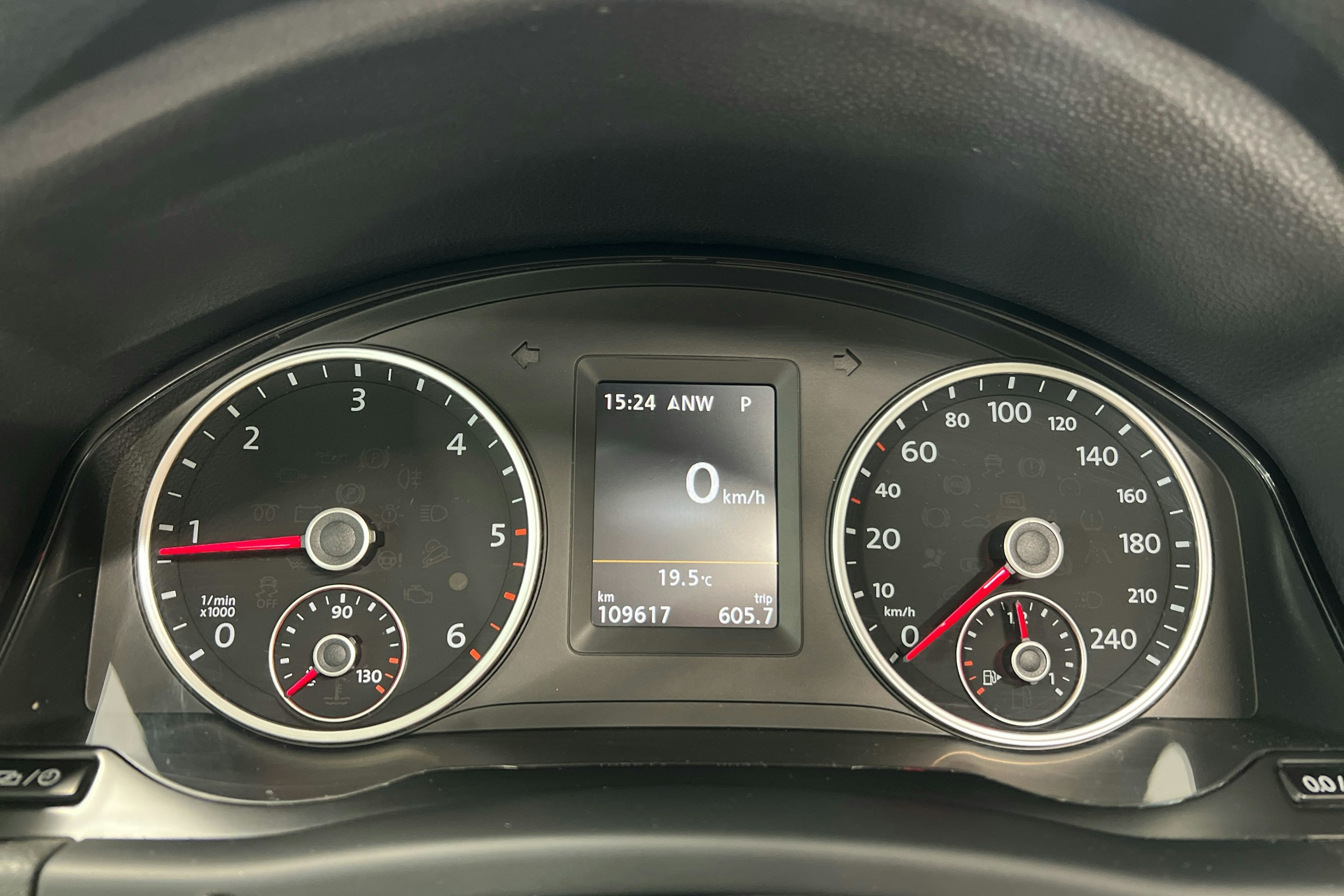 punainen Volkswagen Tiguan 2016 kuva 15.
